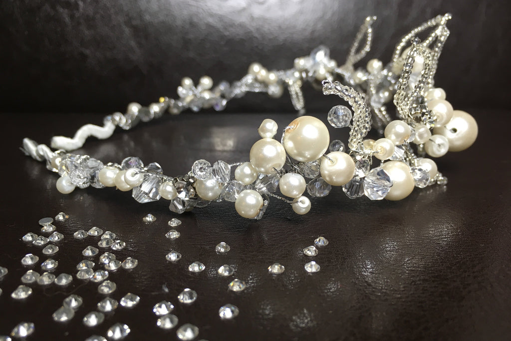 handgefertigte-perlenkrone-mit-kristallen-und-glitzersteinen-auf-dunklem-hintergrund