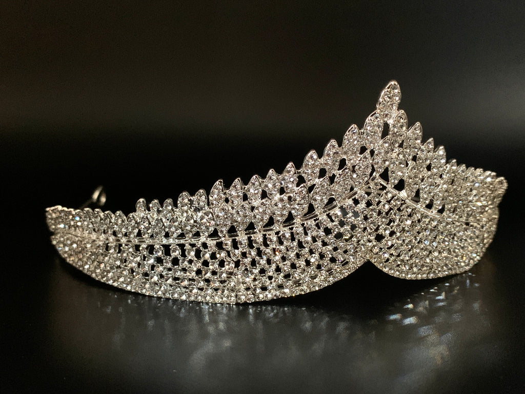 hochwertige-festtagskrone-aus-silber-mit-detailreichen-kristallornamenten