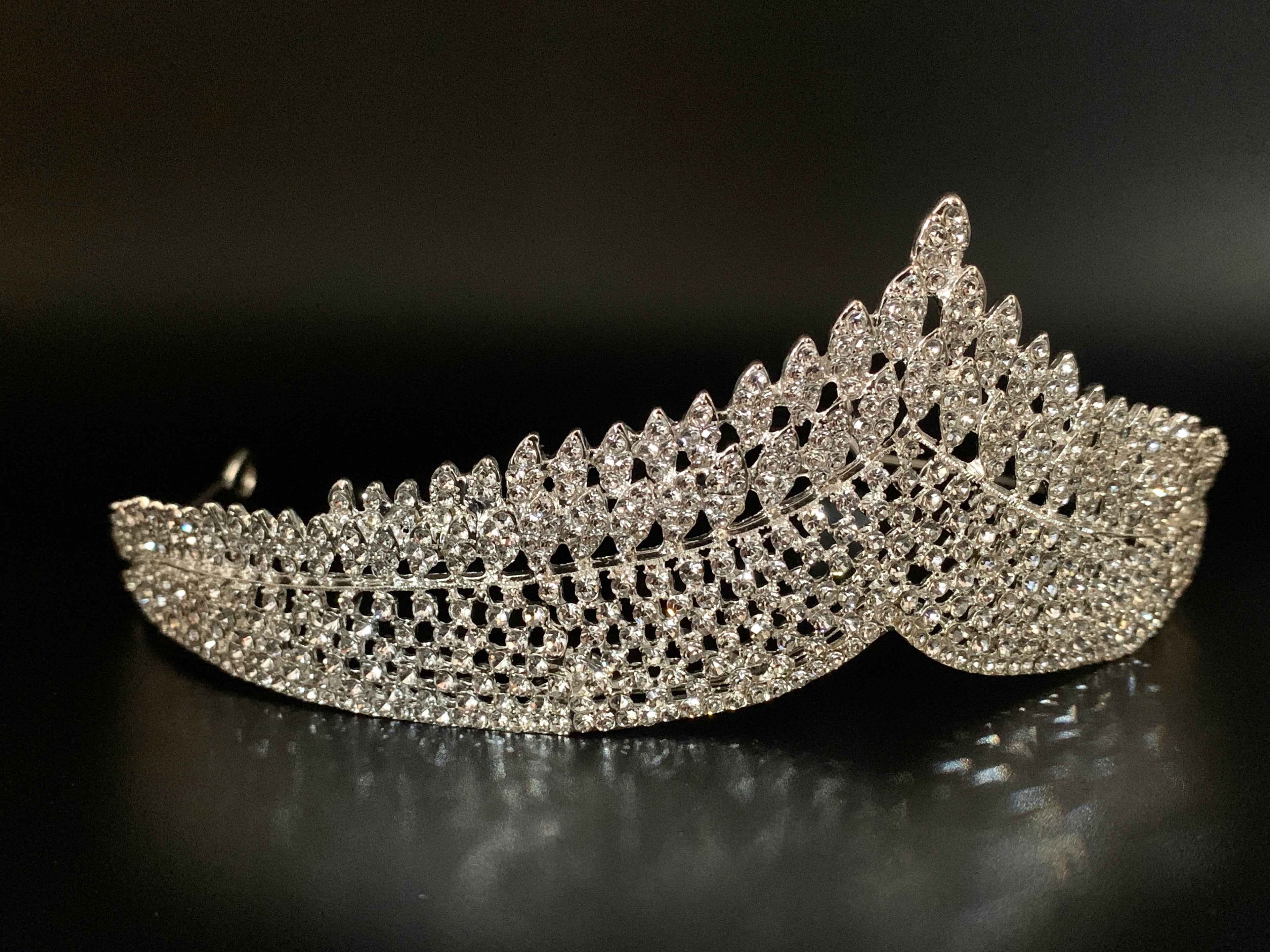 hochwertige-festtagskrone-aus-silber-mit-detailreichen-kristallornamenten