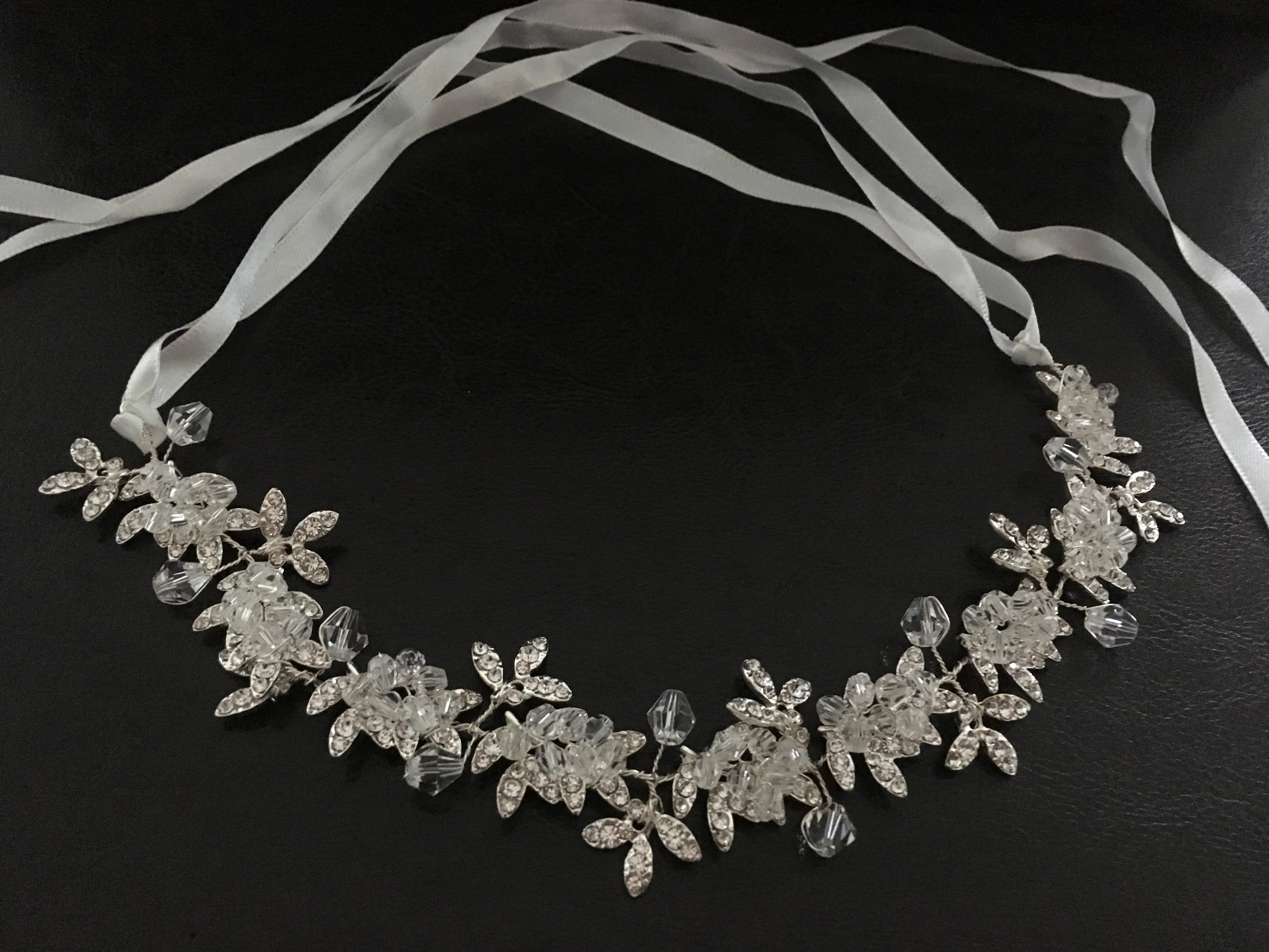 hochwertiger-braut-haarschmuck-silber-mit-kristallen-und-blueten