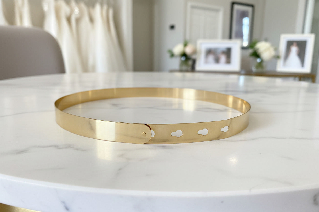 hochwertiger-brautguertel-in-gold-mit-glatter-metalloberflaeche-fuer-minimalistische-braeute