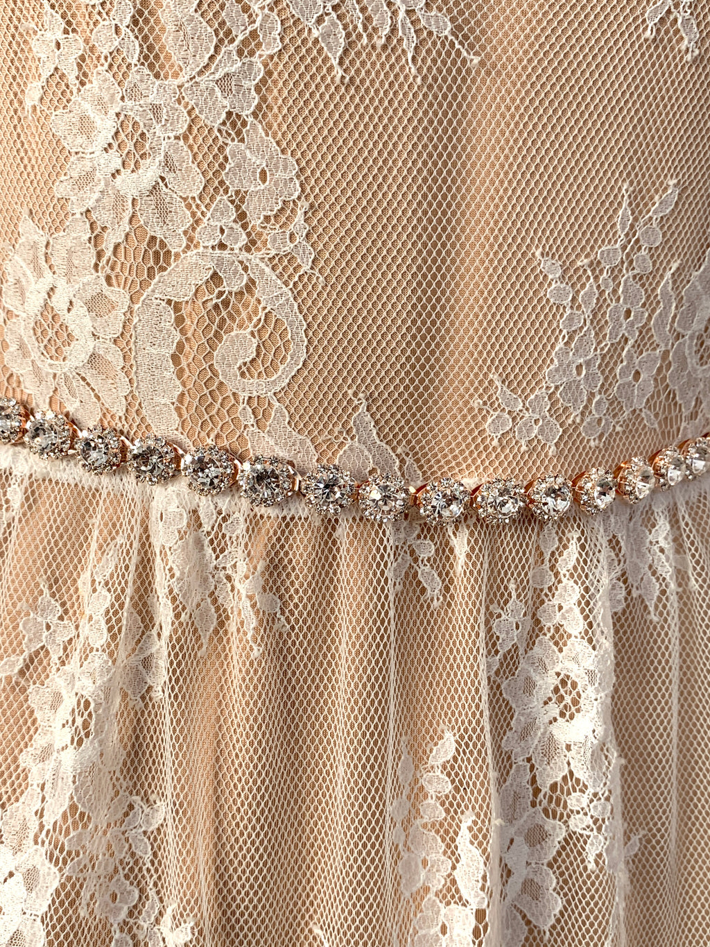 hochwertiger-brautguertel-mit-glitzernden-kristallen-rosegold-fuer-brautkleid-und-hochzeitslook