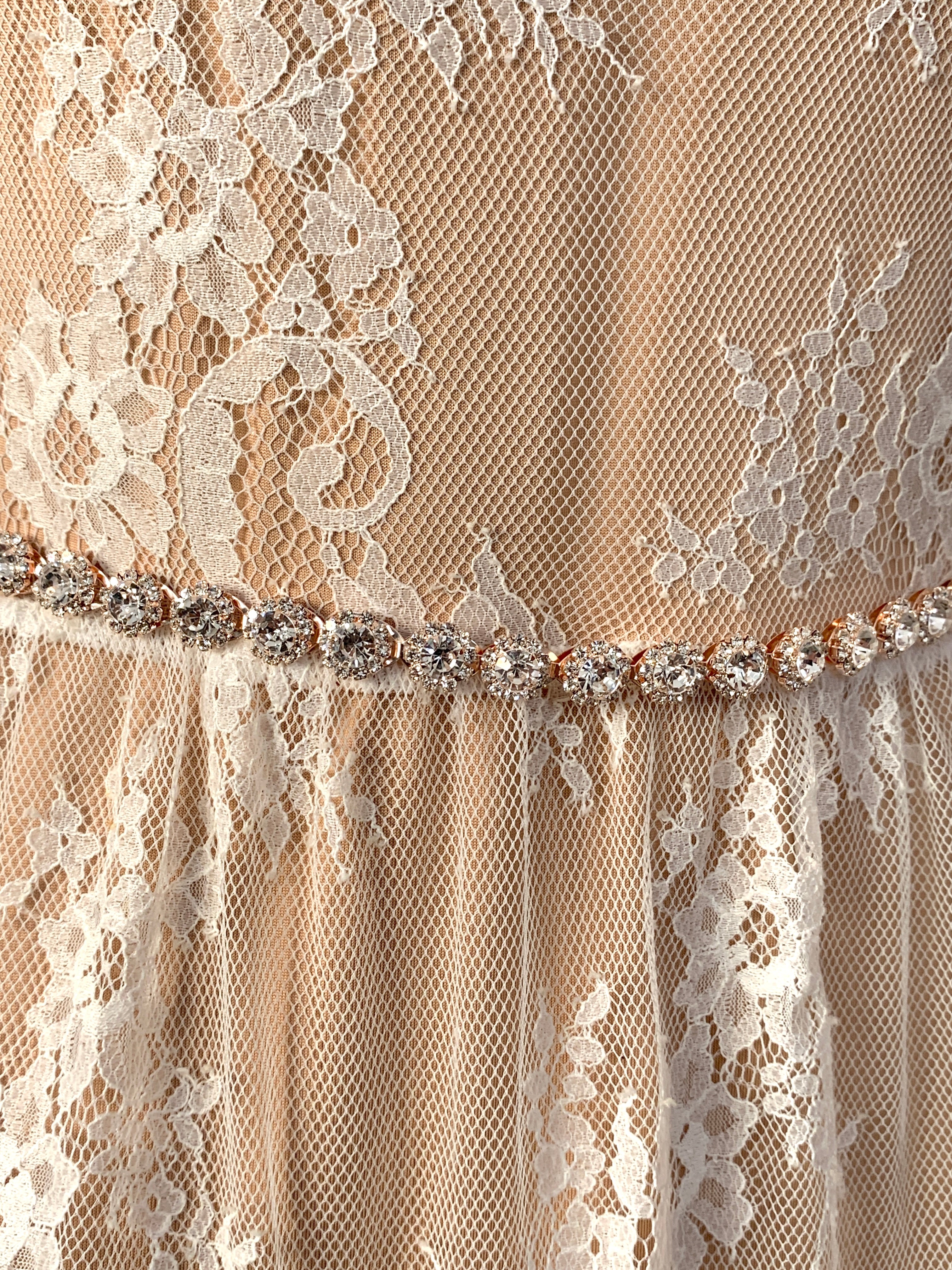 hochwertiger-brautguertel-mit-glitzernden-kristallen-rosegold-fuer-brautkleid-und-hochzeitslook