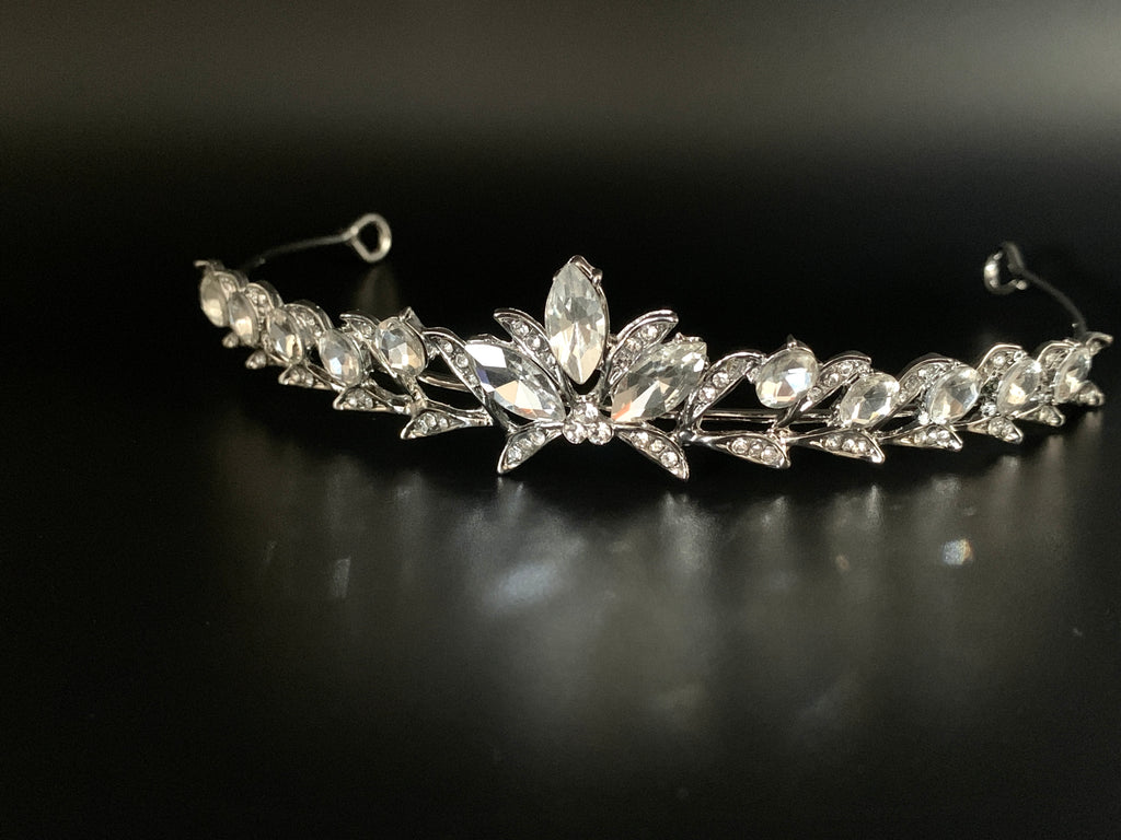 hochwertiger-haarschmuck-für-bräute-mit-klaren-kristallen-in-blüteneinfassung