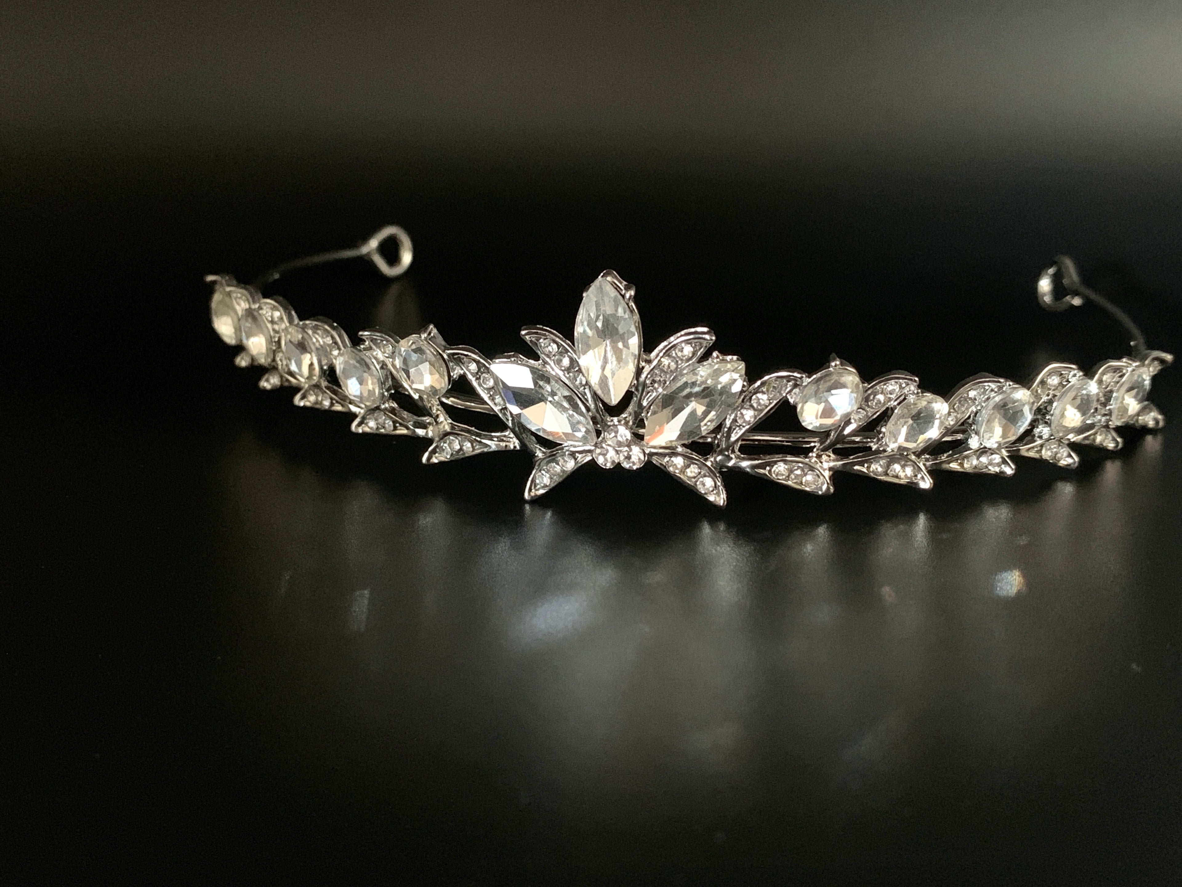 hochwertiger-haarschmuck-für-bräute-mit-klaren-kristallen-in-blüteneinfassung