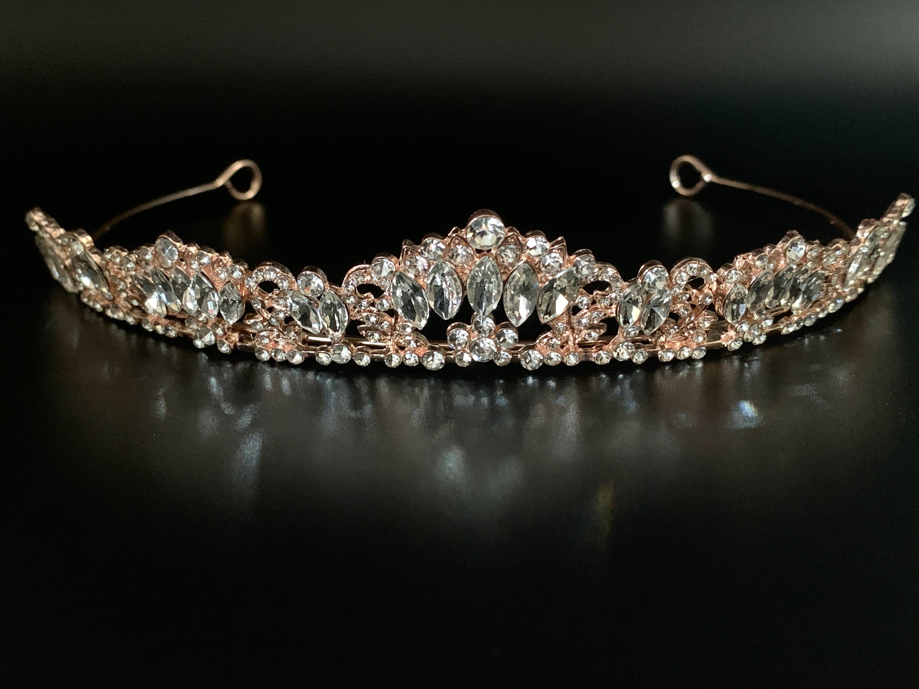 hochwertiges-damen-diadem-rose-gold-mit-marquise-kristallen