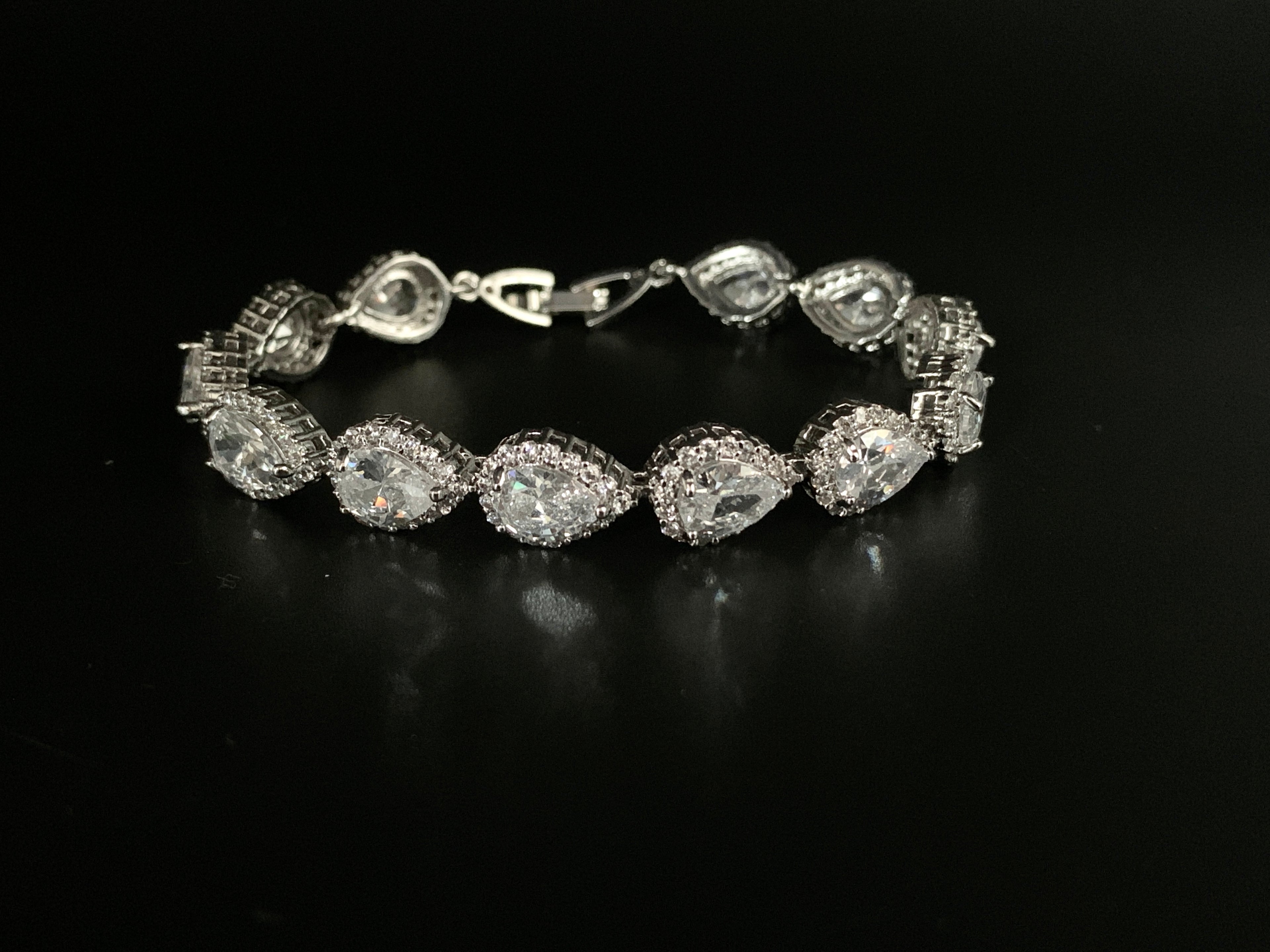 hochwertiges-zirkonia-armband-damen-tropfen-design