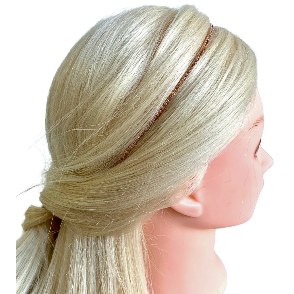 hochzeit-diaderm-roségold-mit-strass-auf-dunklem-hintergrund