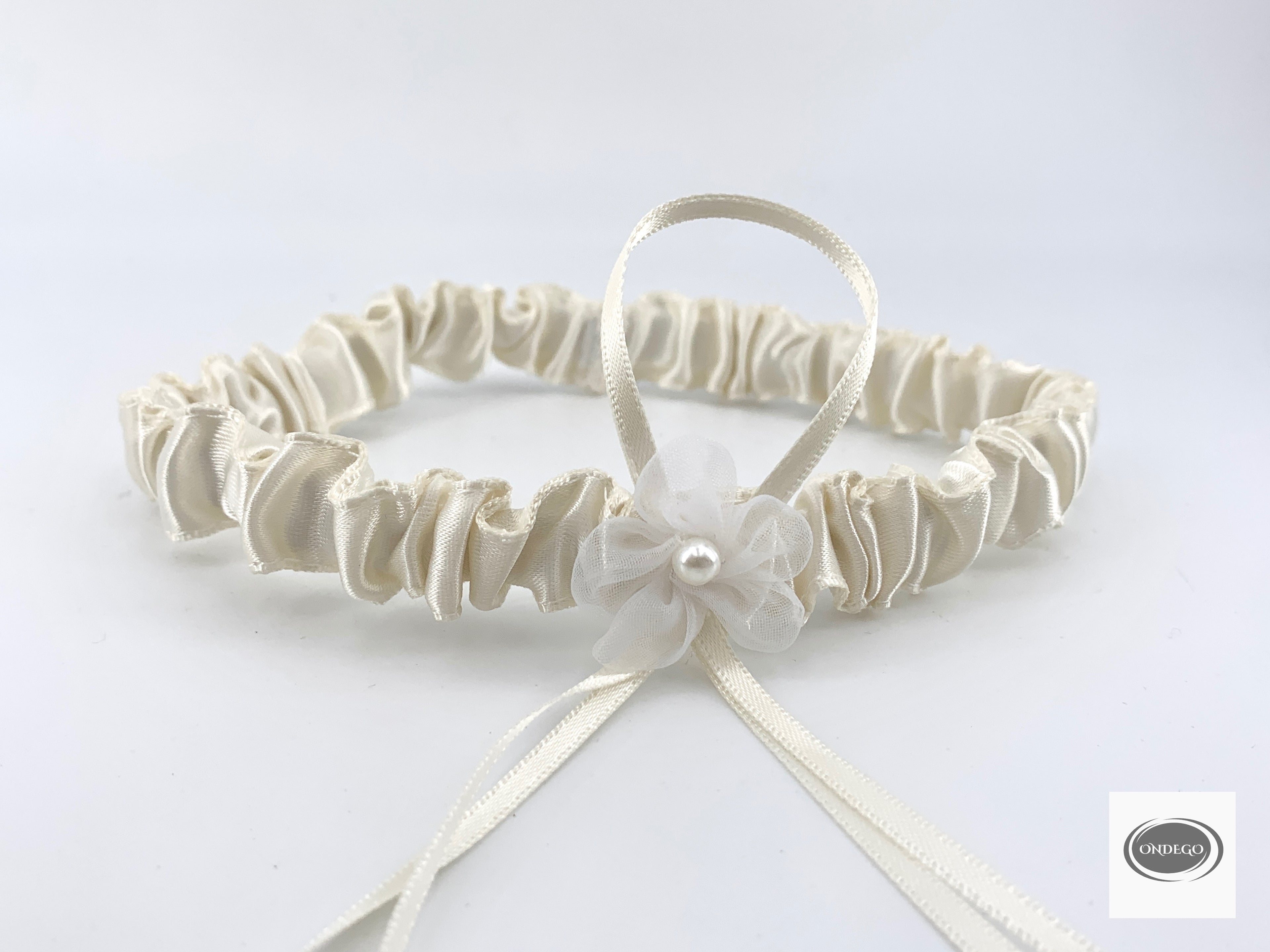 hochzeit-strumpfband-creme-schleife-perlendetail
