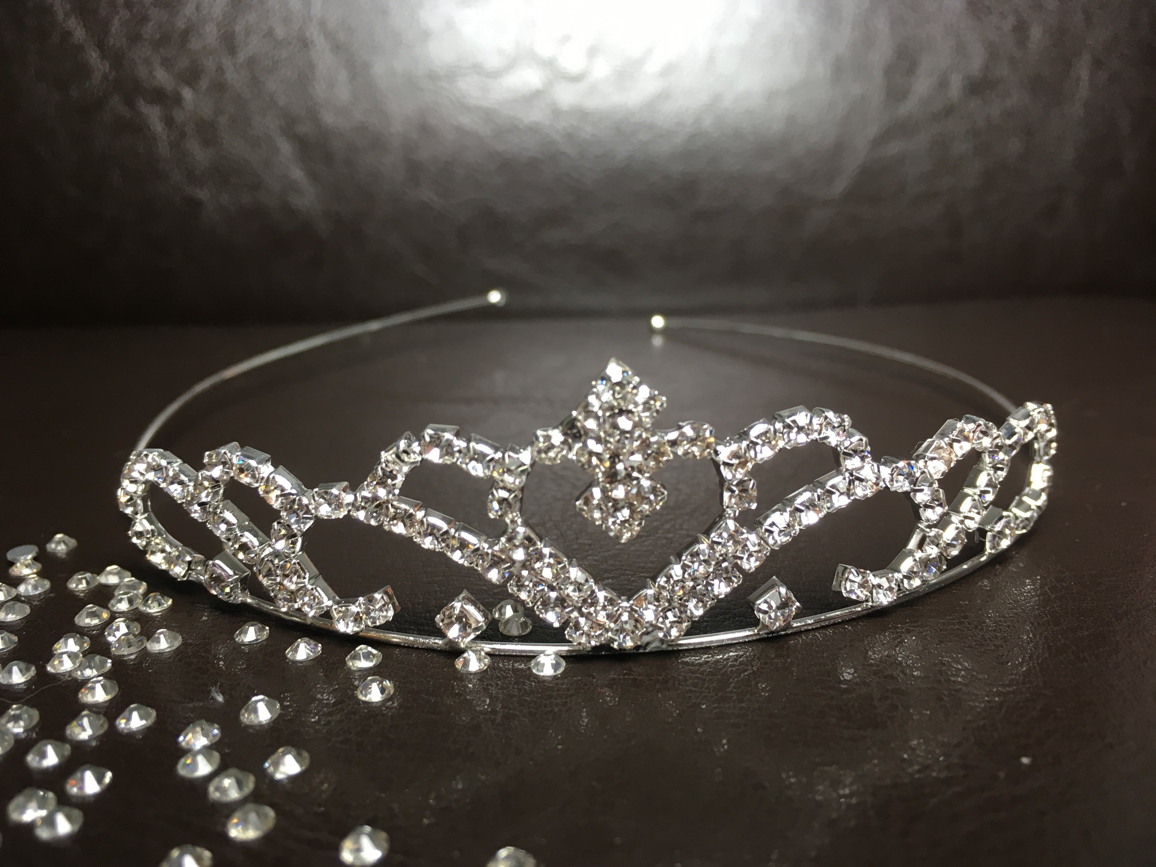 hochzeits-diadem-mit-herzdesign-und-kristallbesatz