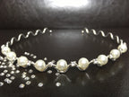 hochzeits-haarreif-mit-perlen-und-strass-wellen-design-nahaufnahme-vorne