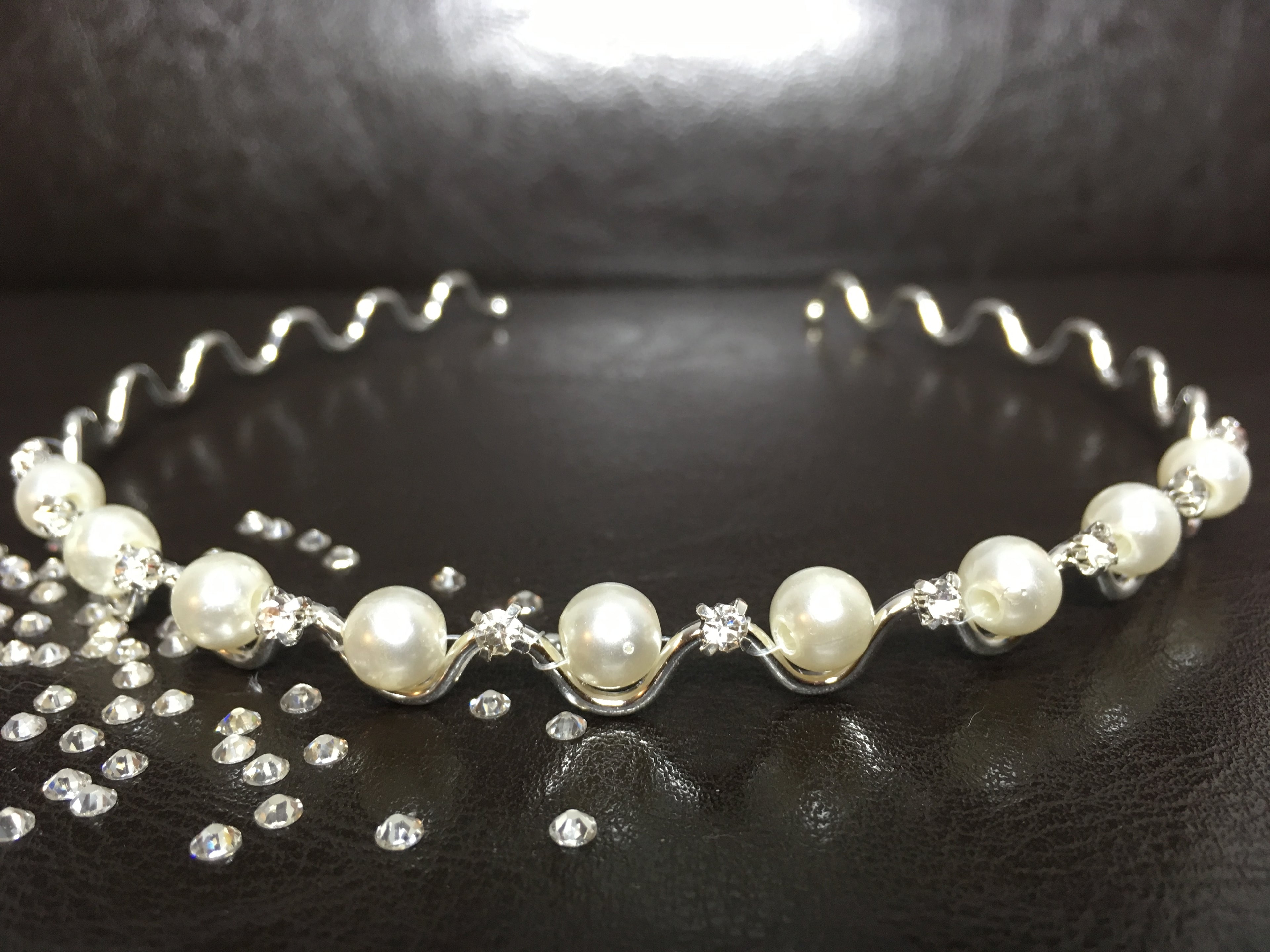 hochzeits-haarreif-mit-perlen-und-strass-wellen-design-nahaufnahme-vorne