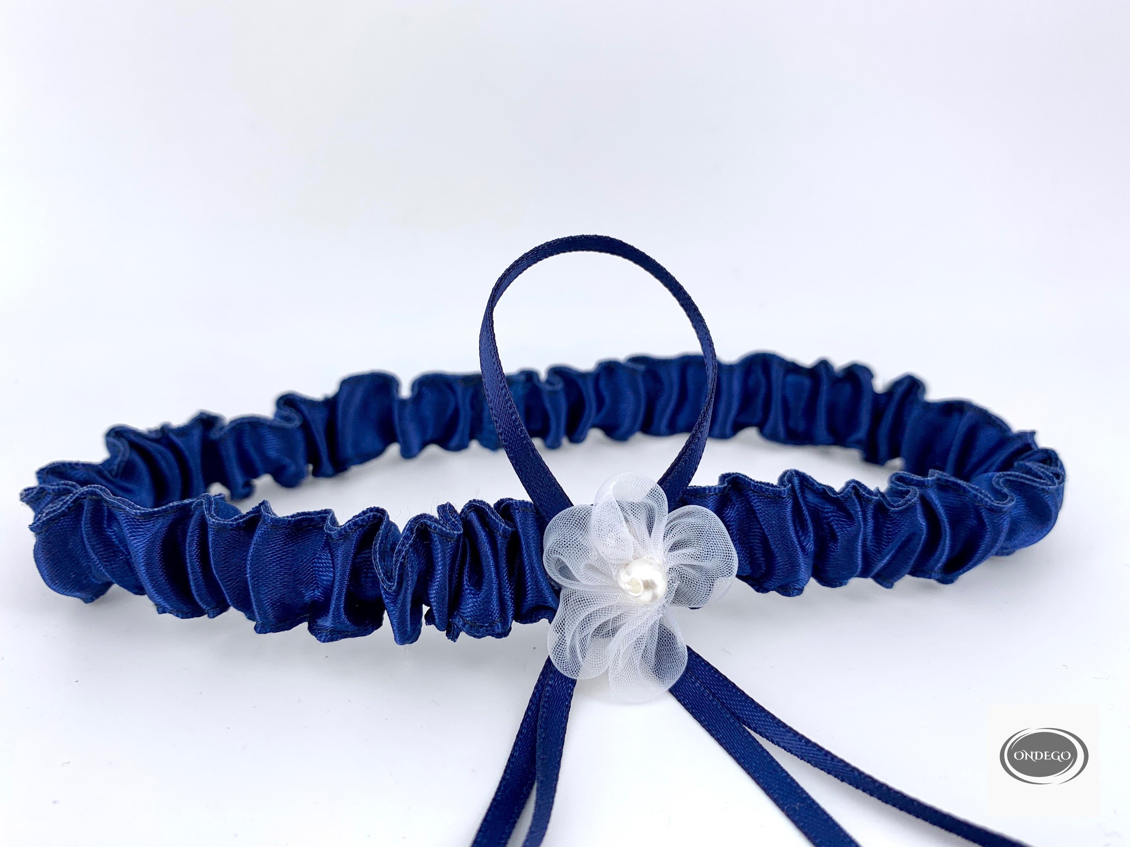 hochzeits-strumpfband-dunkelblau-satinband-perle