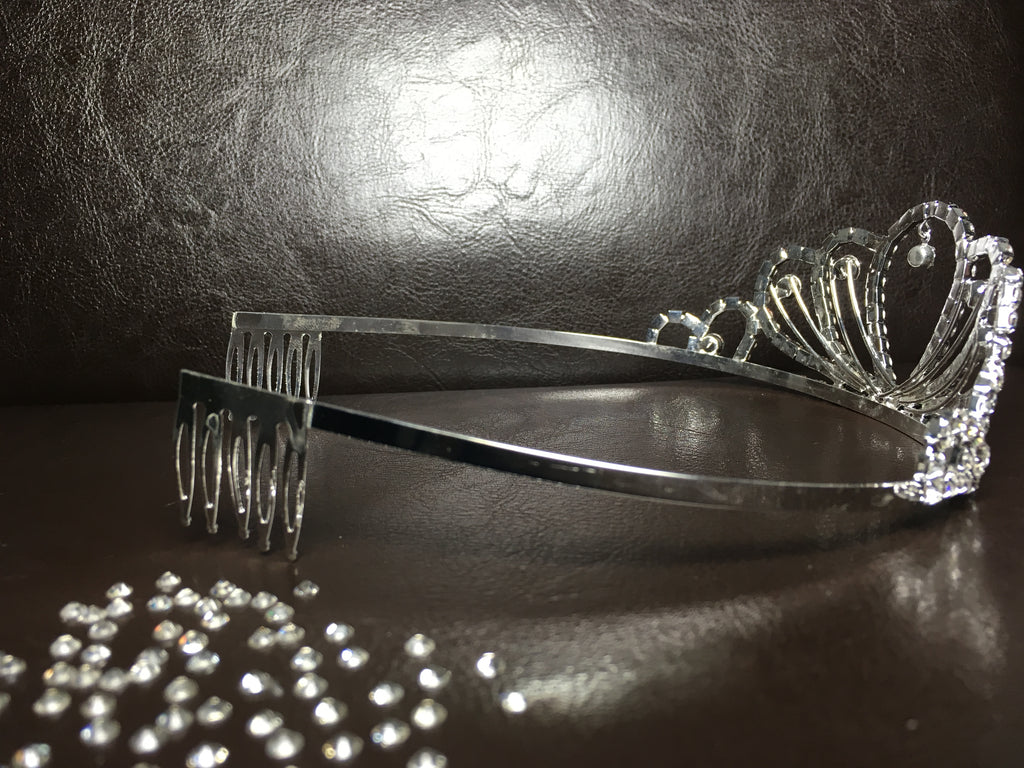 hochzeits-tiara-mit-herzdesign-und-strass-besatz