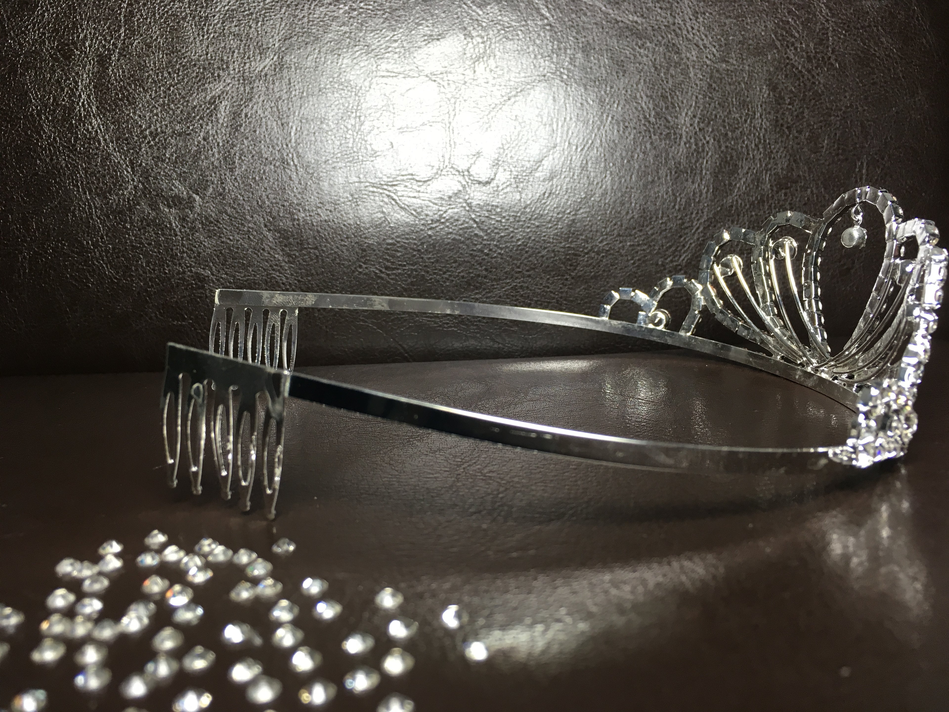 hochzeits-tiara-mit-herzdesign-und-strass-besatz