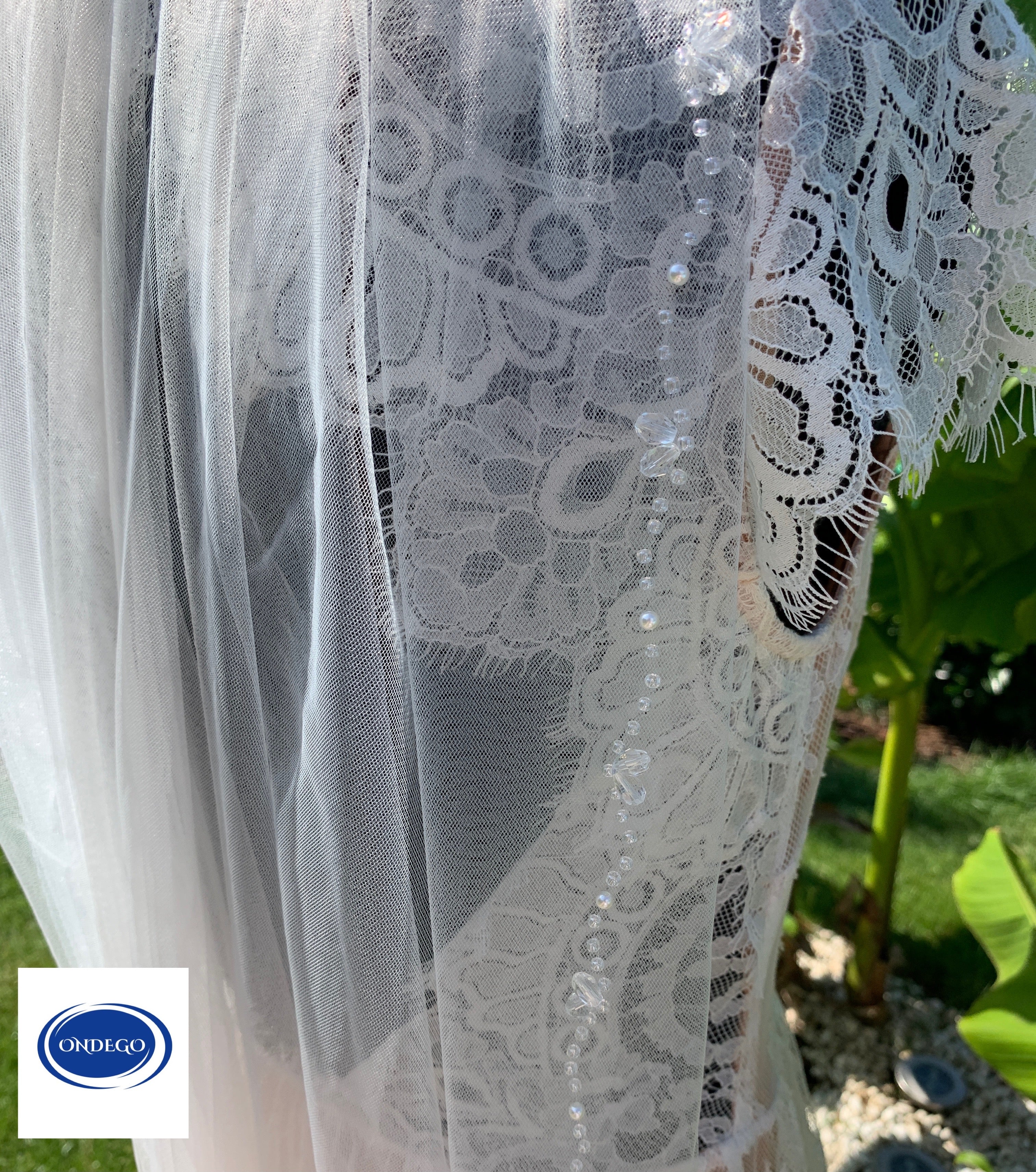hochzeitschleier-lang-weiss-transparent-tuell-brautkleid-garten
