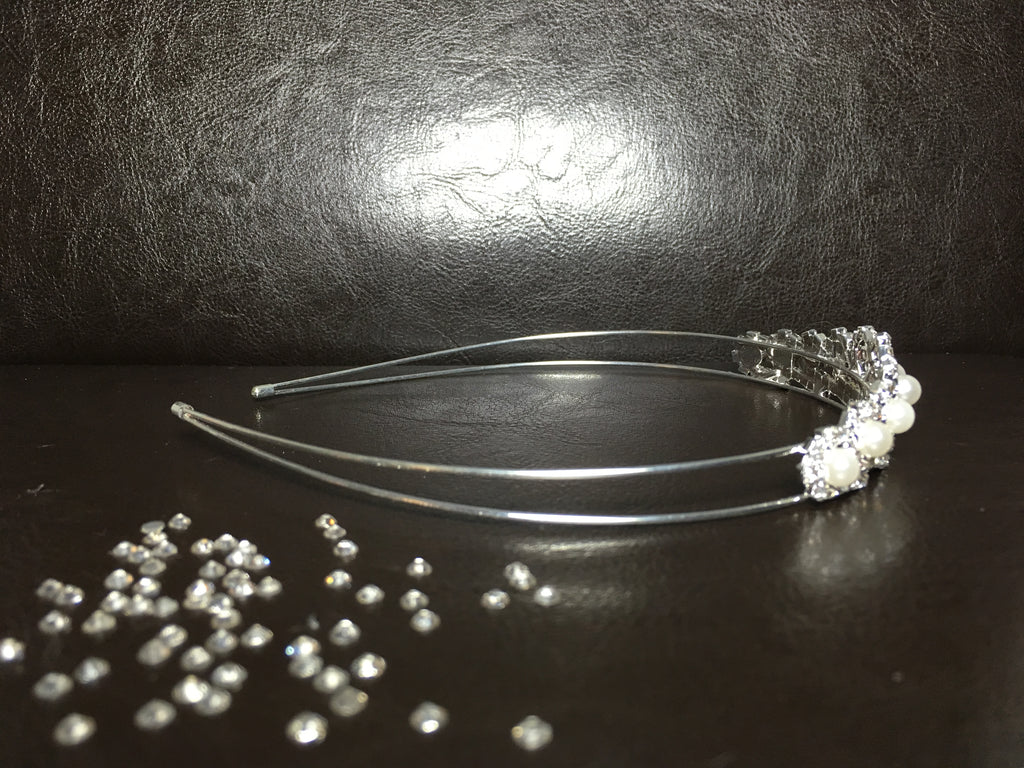 hochzeitsdiadem-seitenansicht-perlen-strass-silber-haarreif-braut-geschwungenes-design