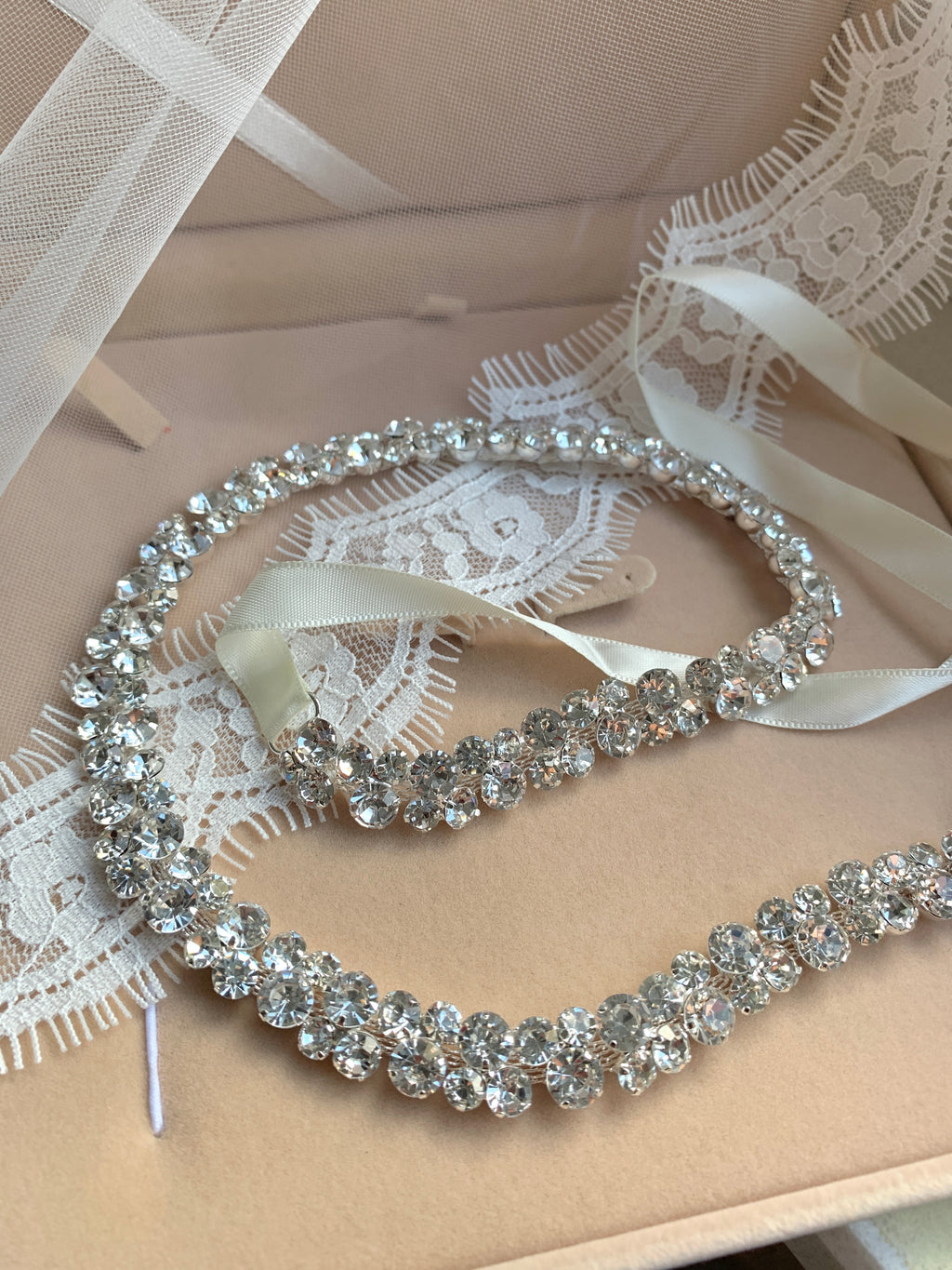 hochzeitsguertel-mit-kristall-strass-besatz-zur-taille-betont