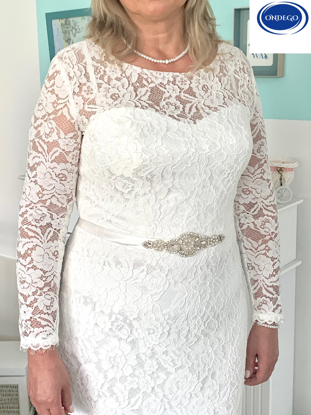 hochzeitskleid-weiss-spitzenkleid-front