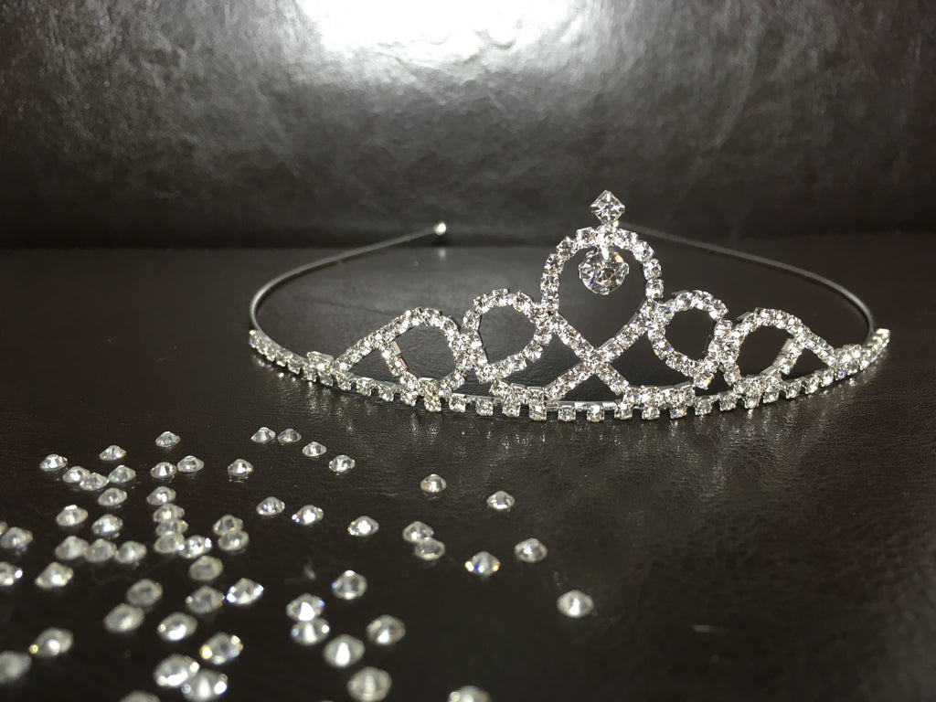 hochzeitskrone-silber-mit-funkelnder-strassverzierung-und-herzmotiv