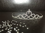 hochzeitskrone-silber-mit-funkelnder-strassverzierung-und-herzmotiv