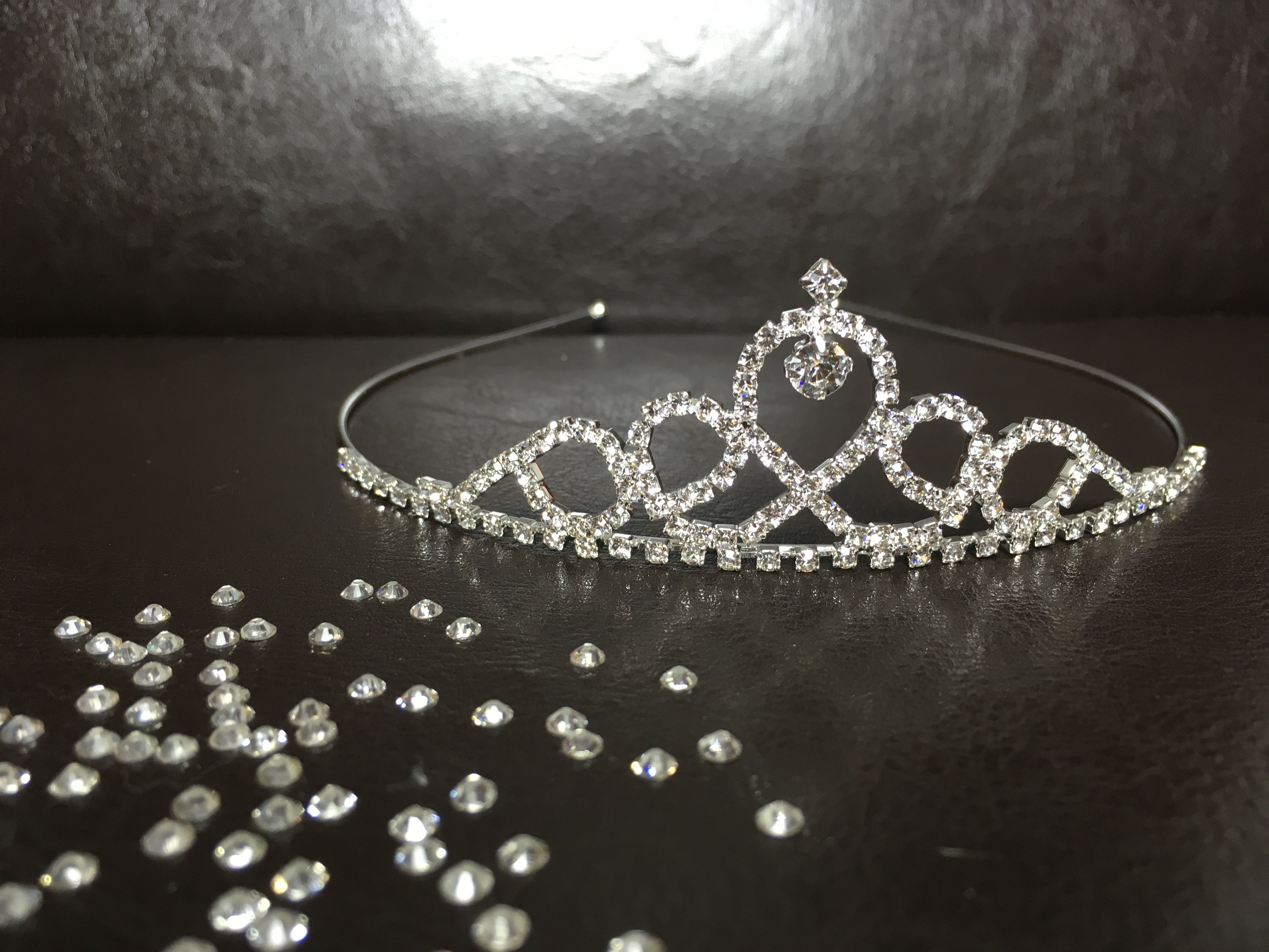 hochzeitskrone-silber-mit-funkelnder-strassverzierung-und-herzmotiv