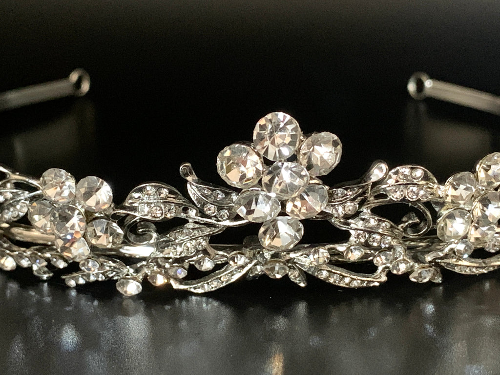 hochzeitskrone-silber-mit-kristallblüten-detailaufnahme