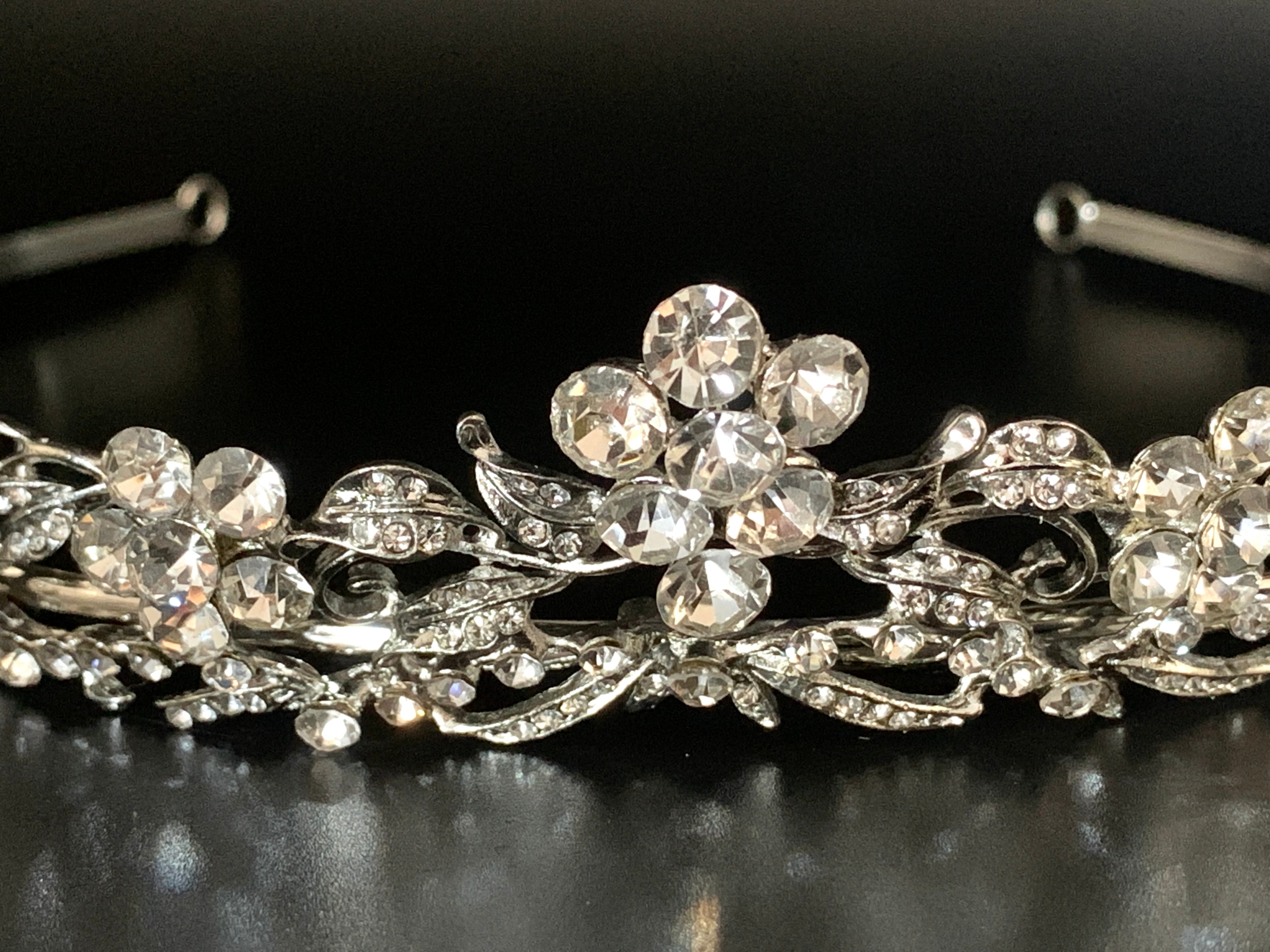 hochzeitskrone-silber-mit-kristallblüten-detailaufnahme
