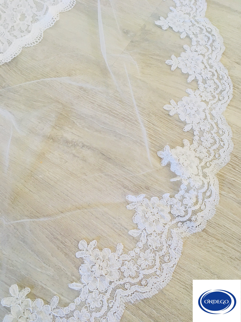 hochzeitsschleier-lang-weiss-mit-spitzenkante-schleppe