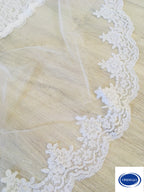 hochzeitsschleier-lang-weiss-mit-spitzenkante-schleppe