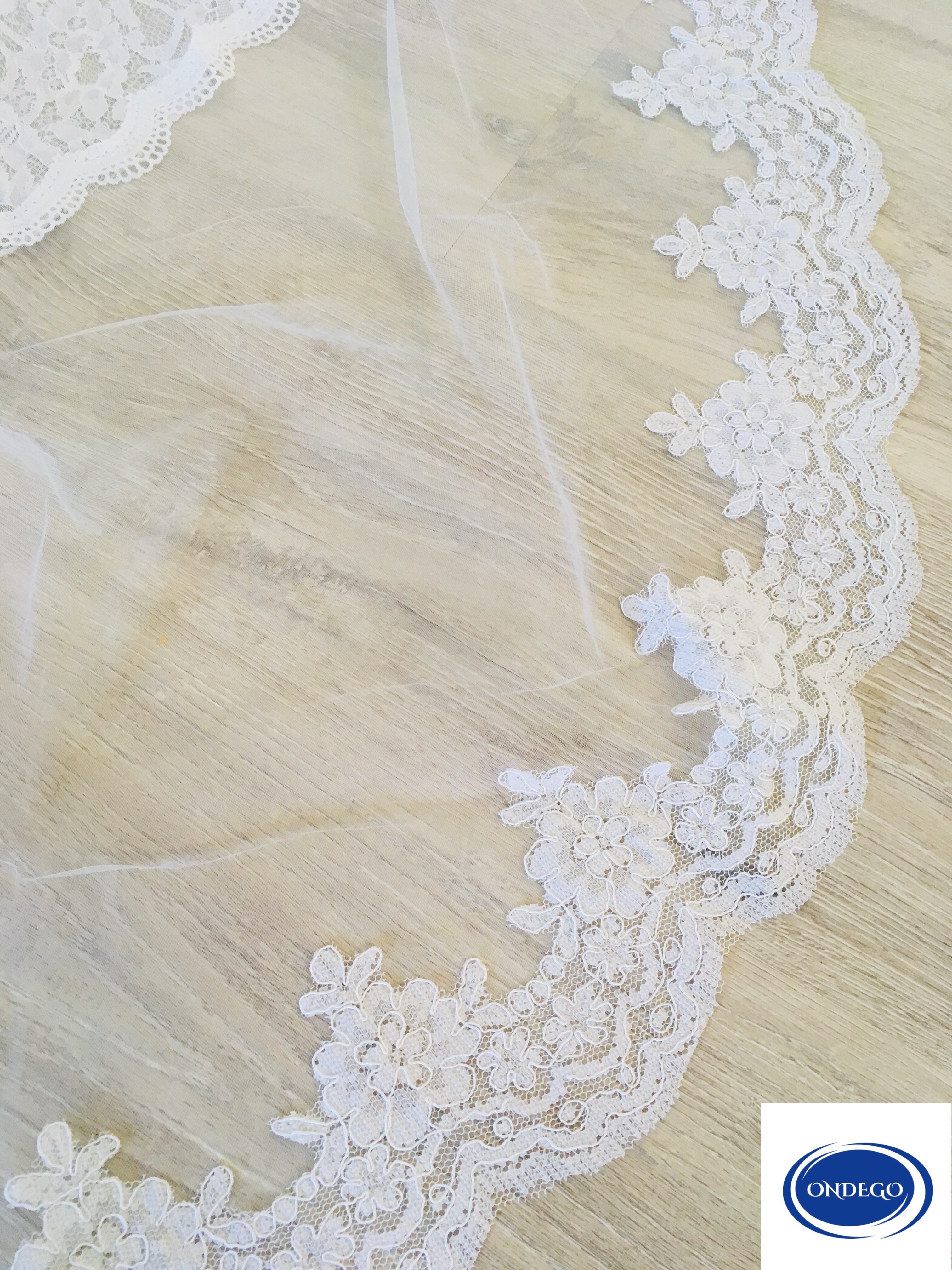 hochzeitsschleier-lang-weiss-mit-spitzenkante-schleppe