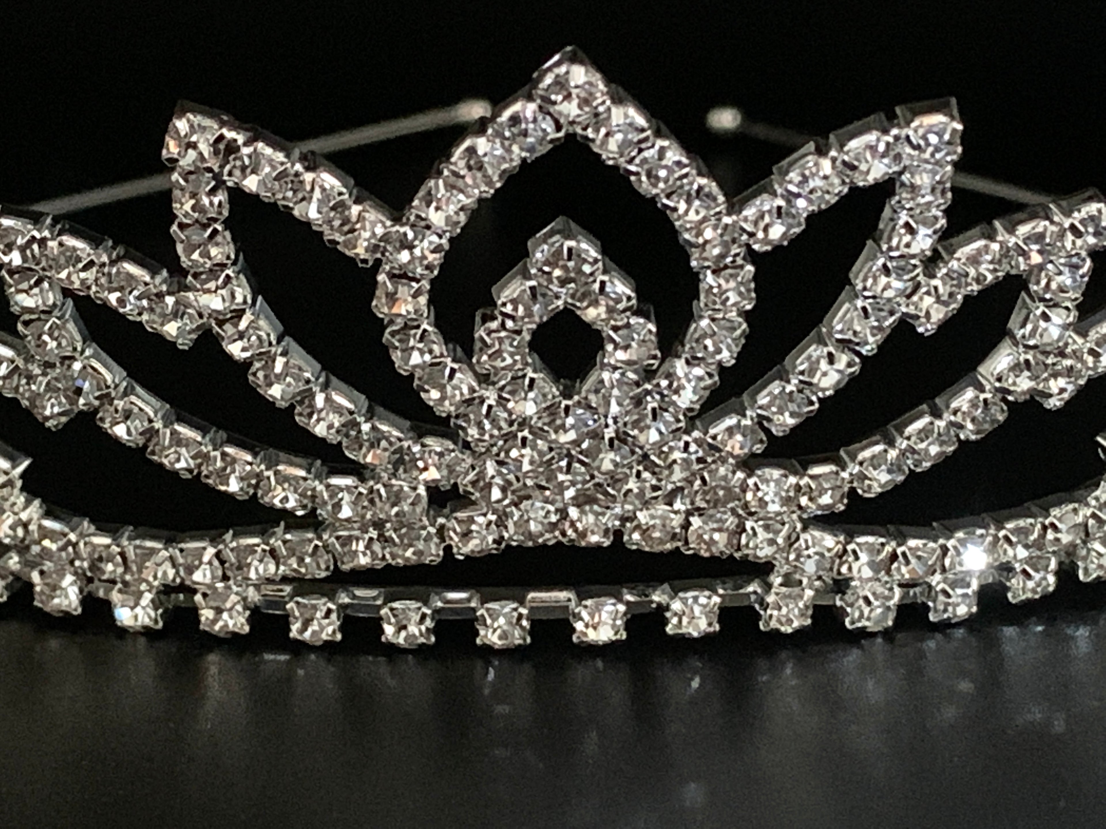 hochzeitstiara-in-silber-mit-vielebeniger-strassverzierung-elegant-fotografiert