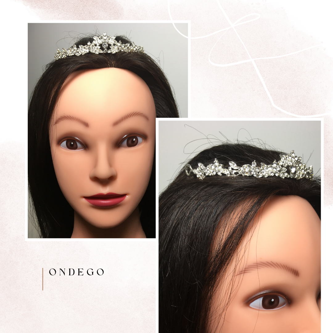 hochzeitstiara-mit-funkelnden-strasssteinen-und-blumenverzierung-vorne