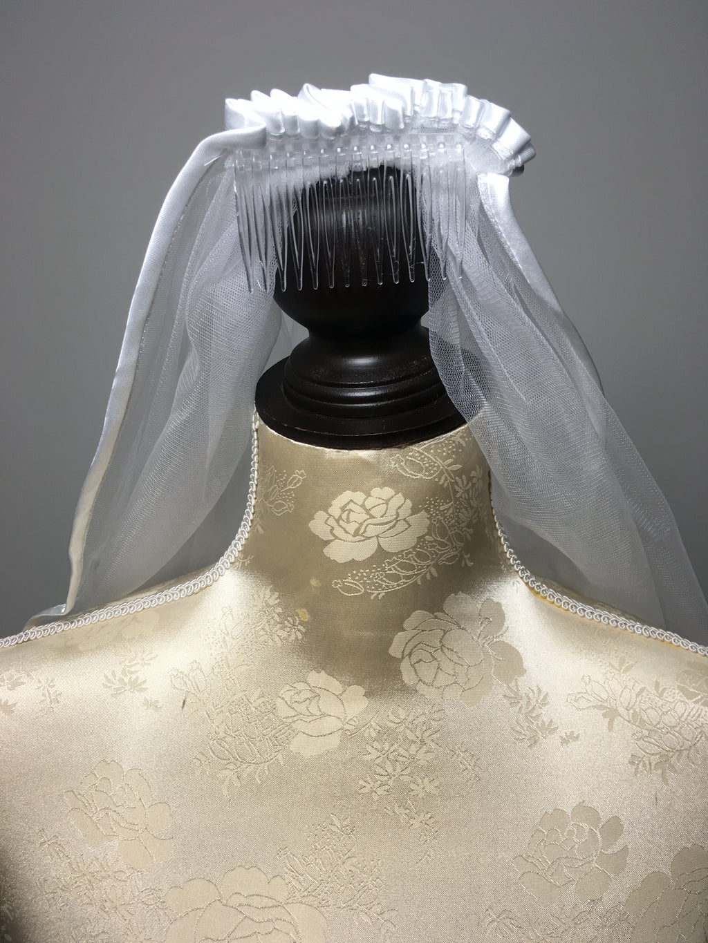 klassischer-brautschleier-weiss-mit-satinsaum