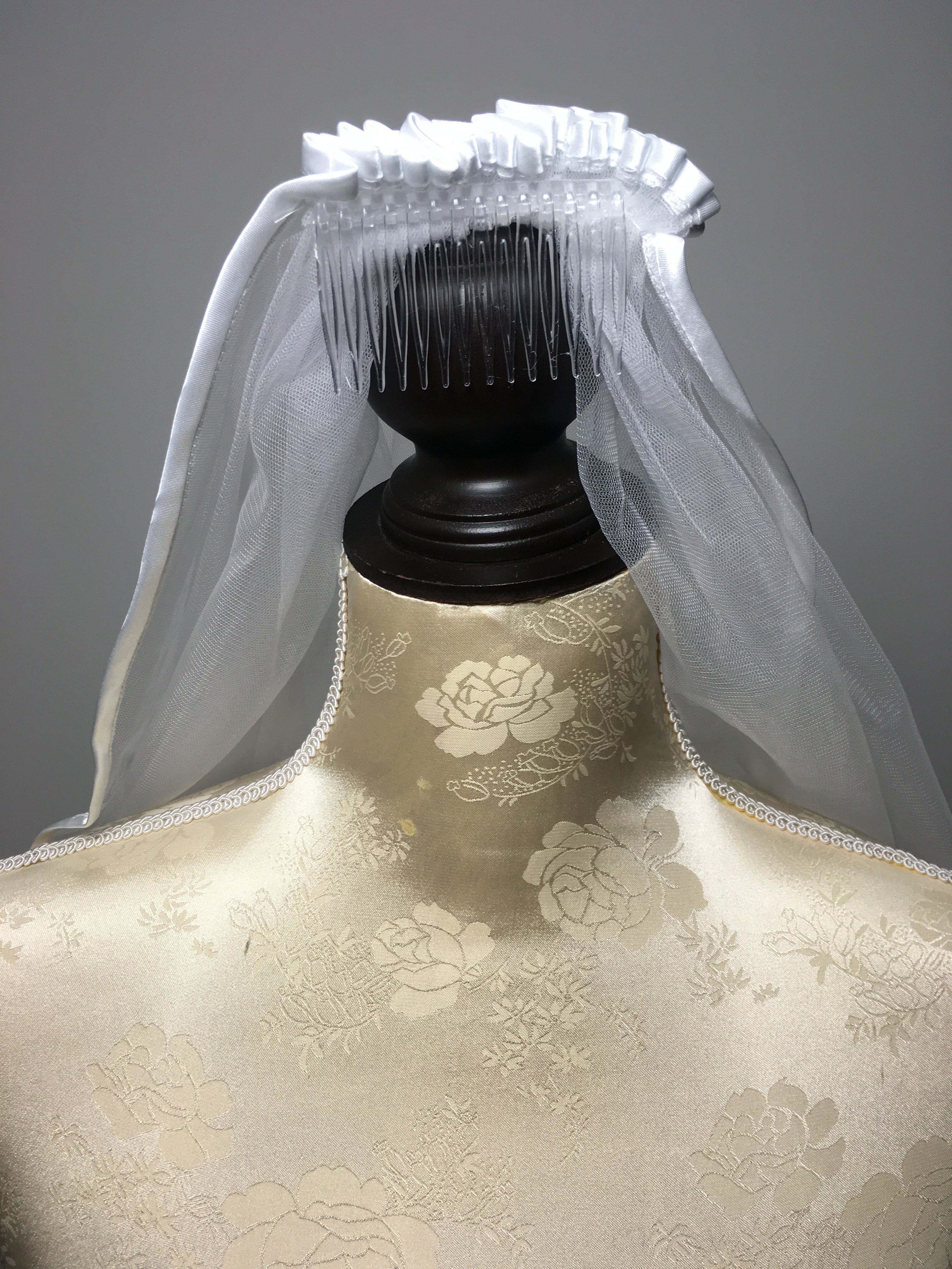 klassischer-brautschleier-weiss-mit-satinsaum