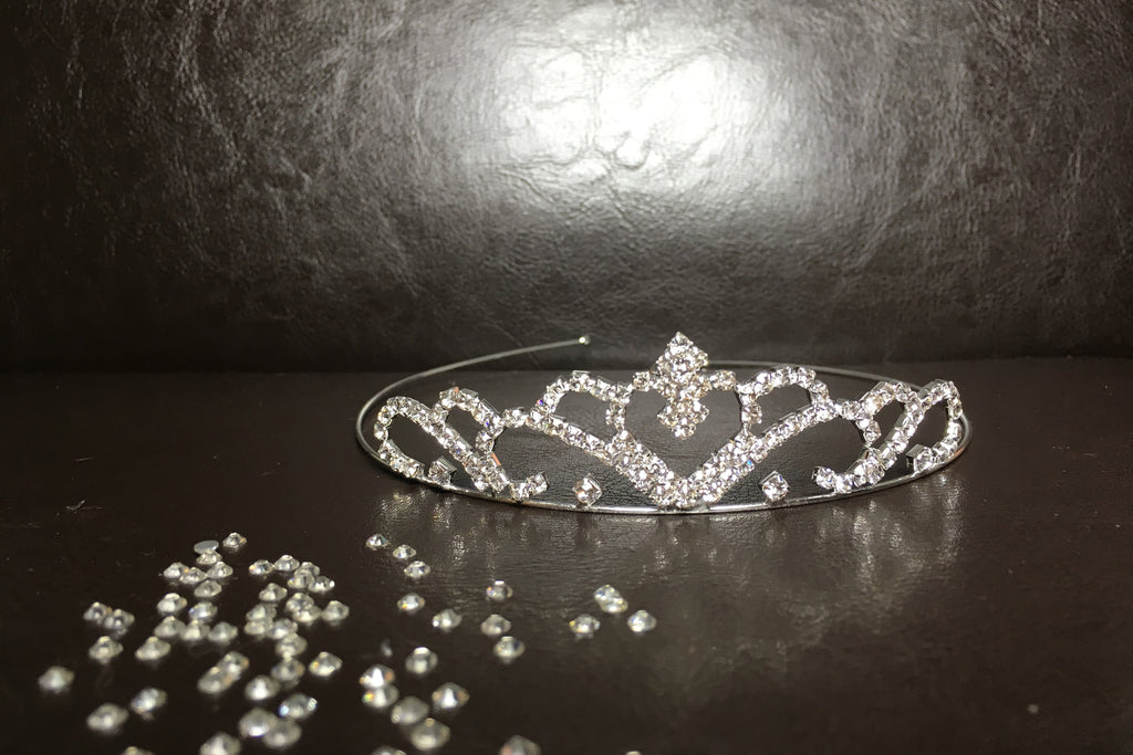 kristall-diadem-mit-herzform-und-glitzersteinen