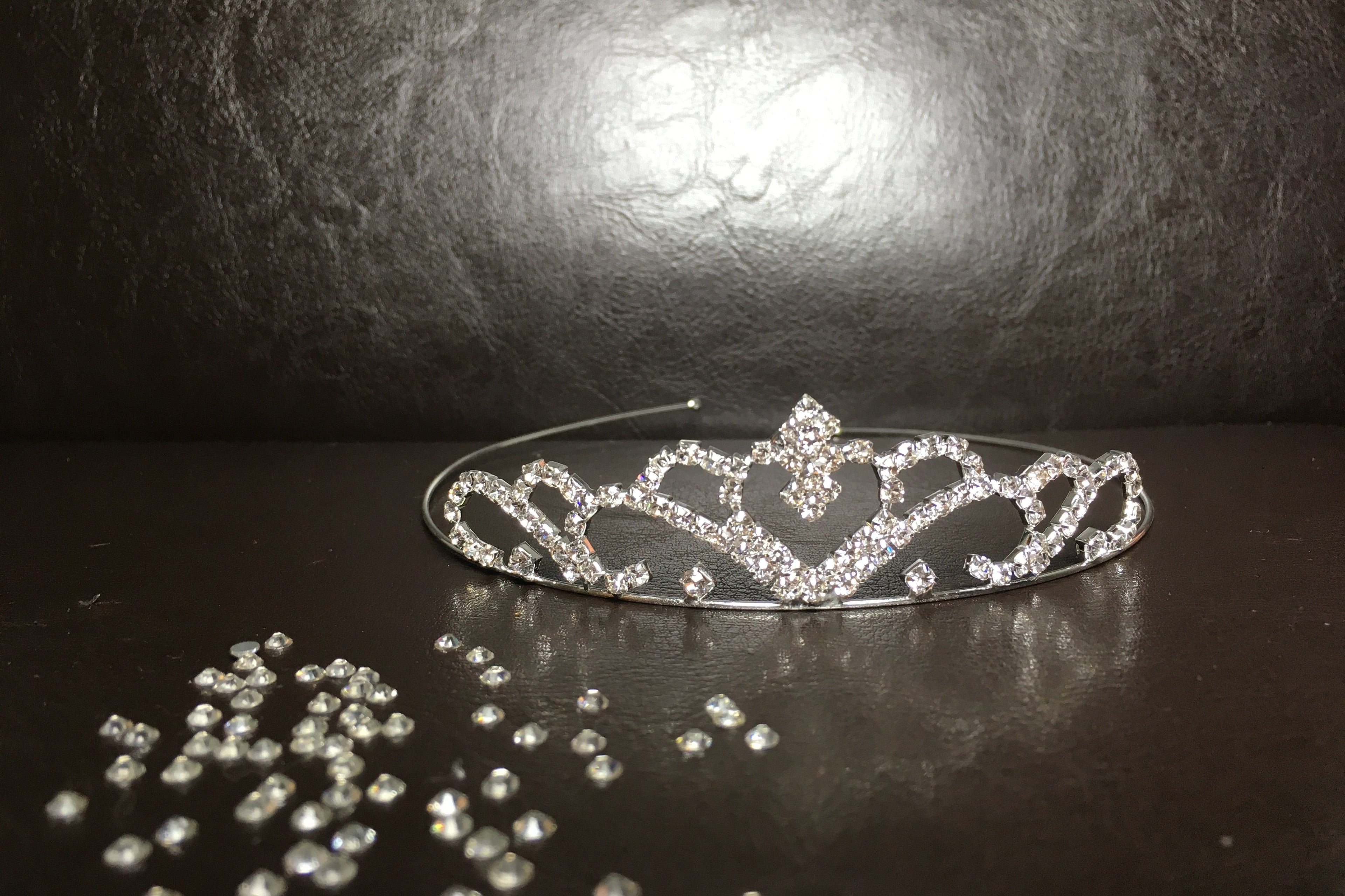 kristall-diadem-mit-herzform-und-glitzersteinen