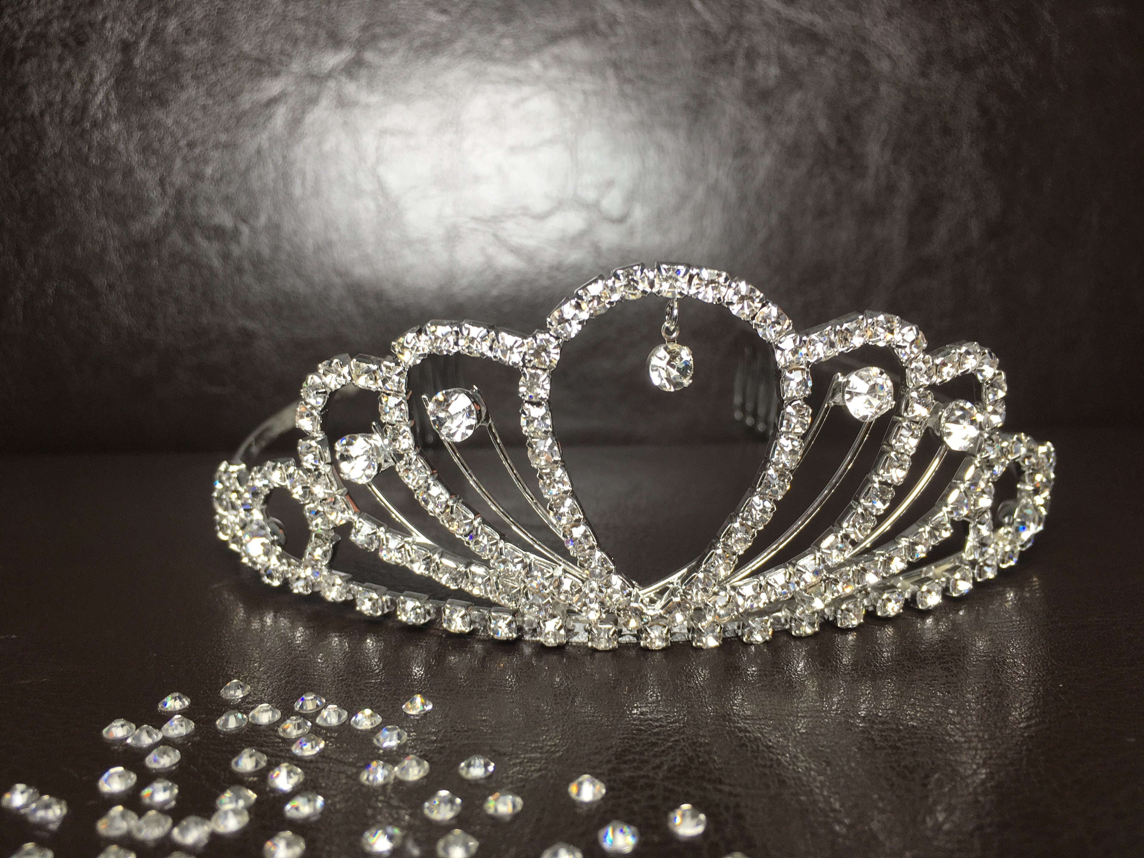 kristall-krone-mit-herzornament-und-glitzersteinen