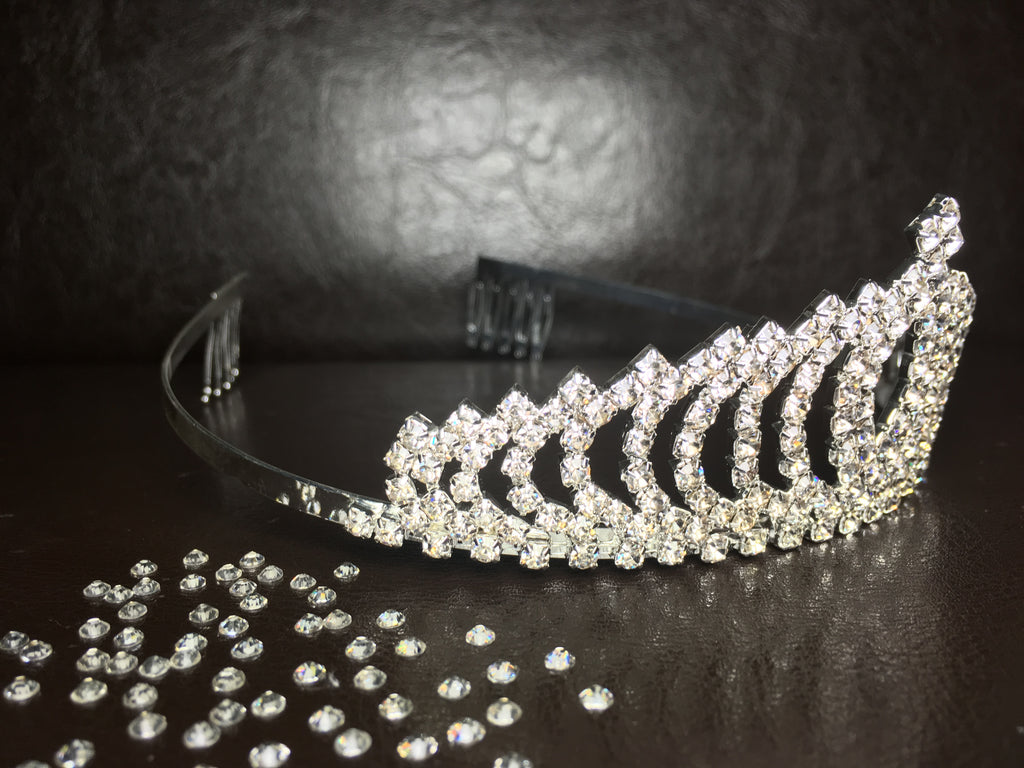 kristallbesetzte-tiara-in-fächerform-auf-lederuntergrund-mit-kristallstreuung