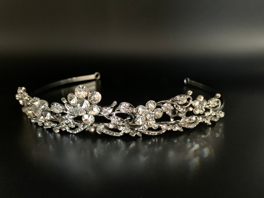 krone-für-brautfrisur-silber-mit-blumenmuster-und-kristallen