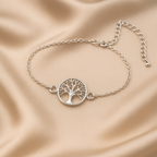lebensbaum-armband-silber-verstellbar-edelstahl-schmuck-freundschaftsarmband-auf-satin-hintergrund