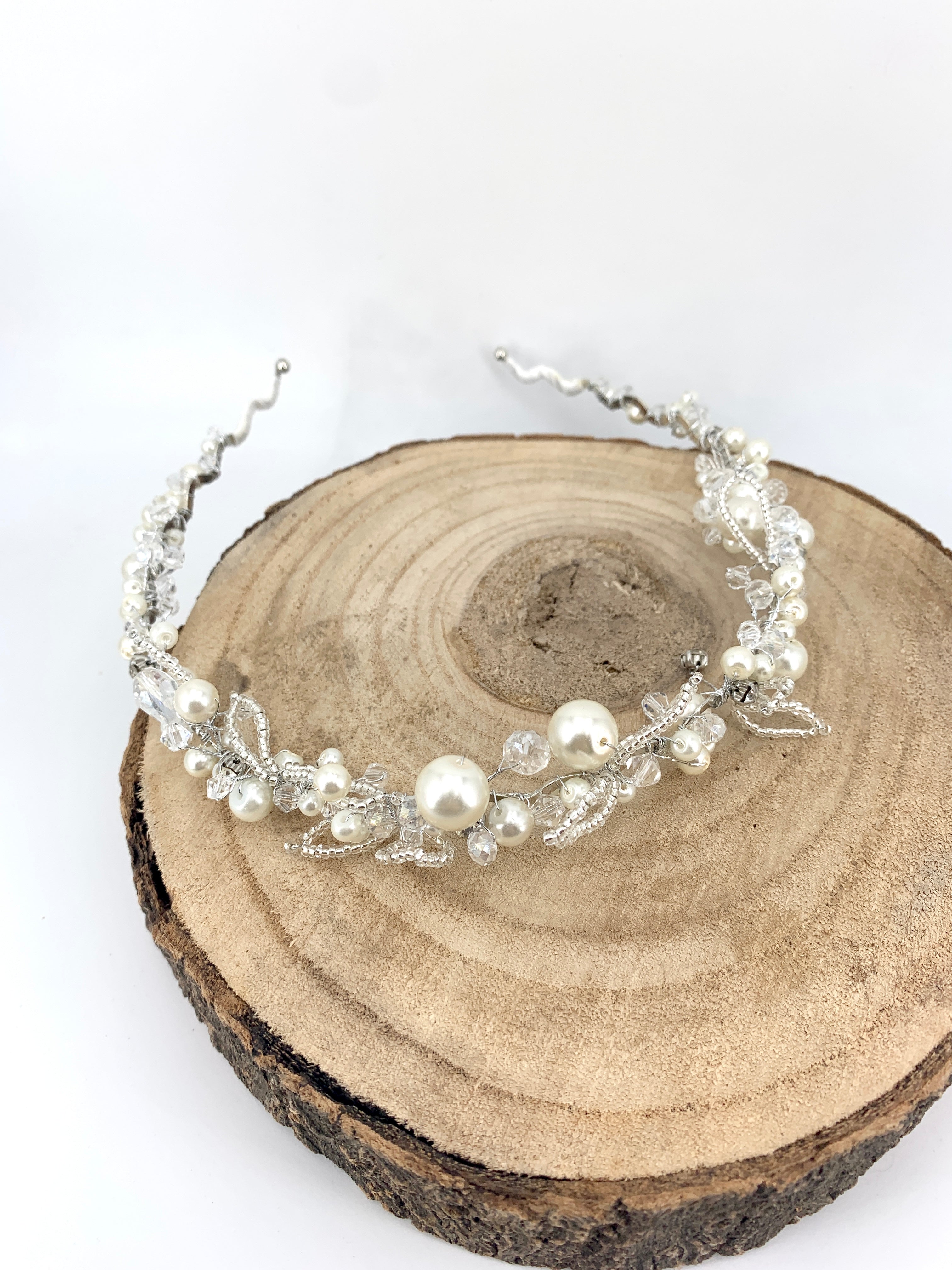 luxuriöse-brautkrone-mit-silberdraht-perlen-und-steinbesatz