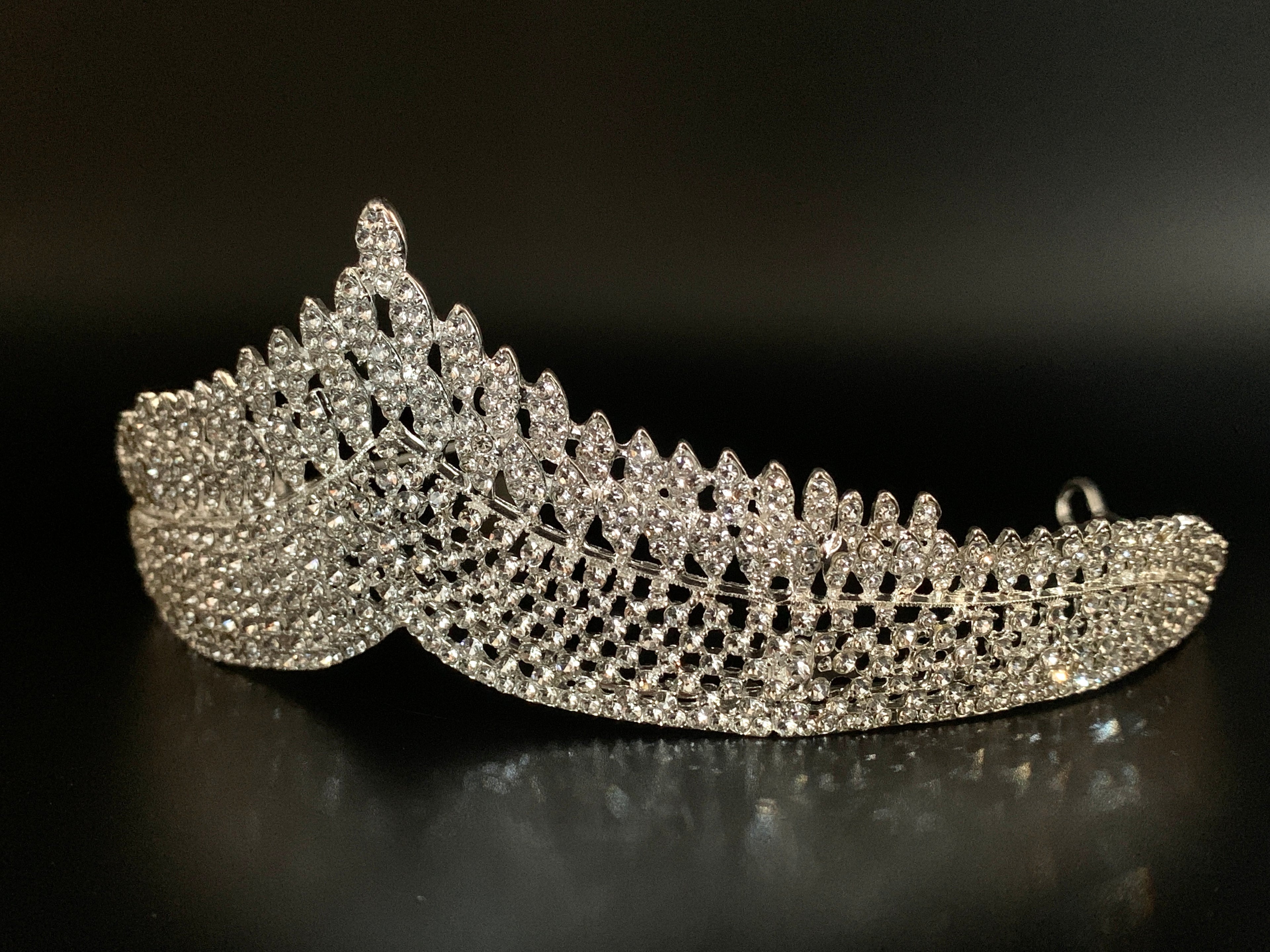 luxuriöses-diadem-mit-kristallbesatz-für-königinnen-look-hochzeit-oder-ball