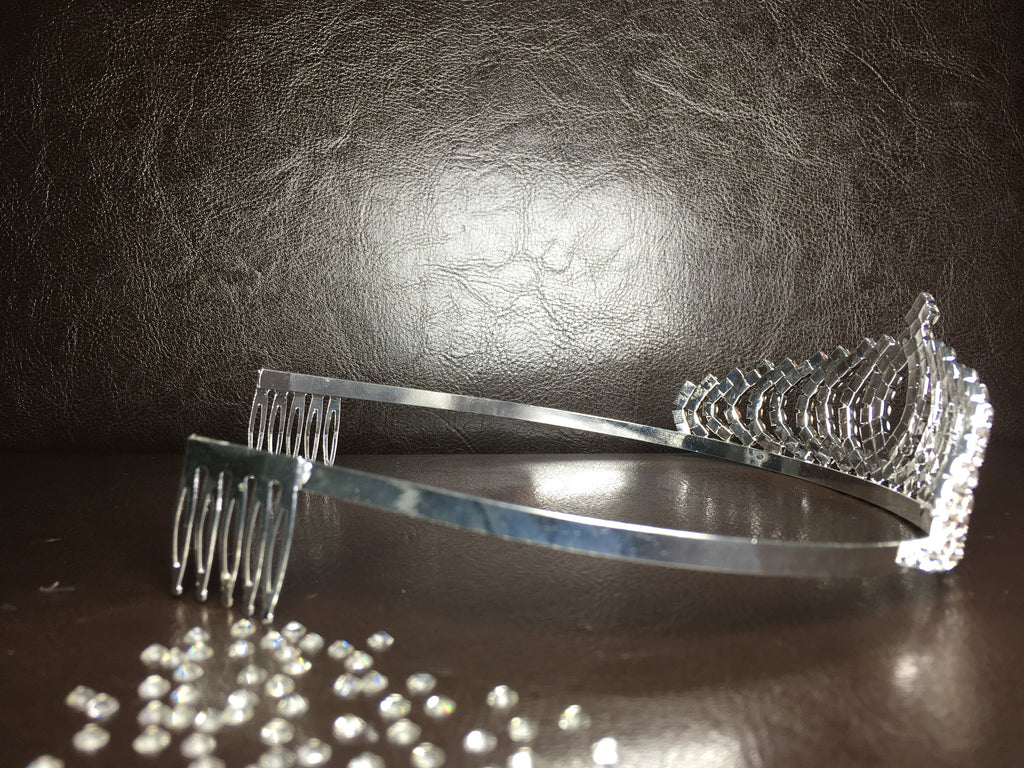 luxuriöses-strass-diadem-mit-rundbogen-design-für-hochzeit-und-brautschmuck