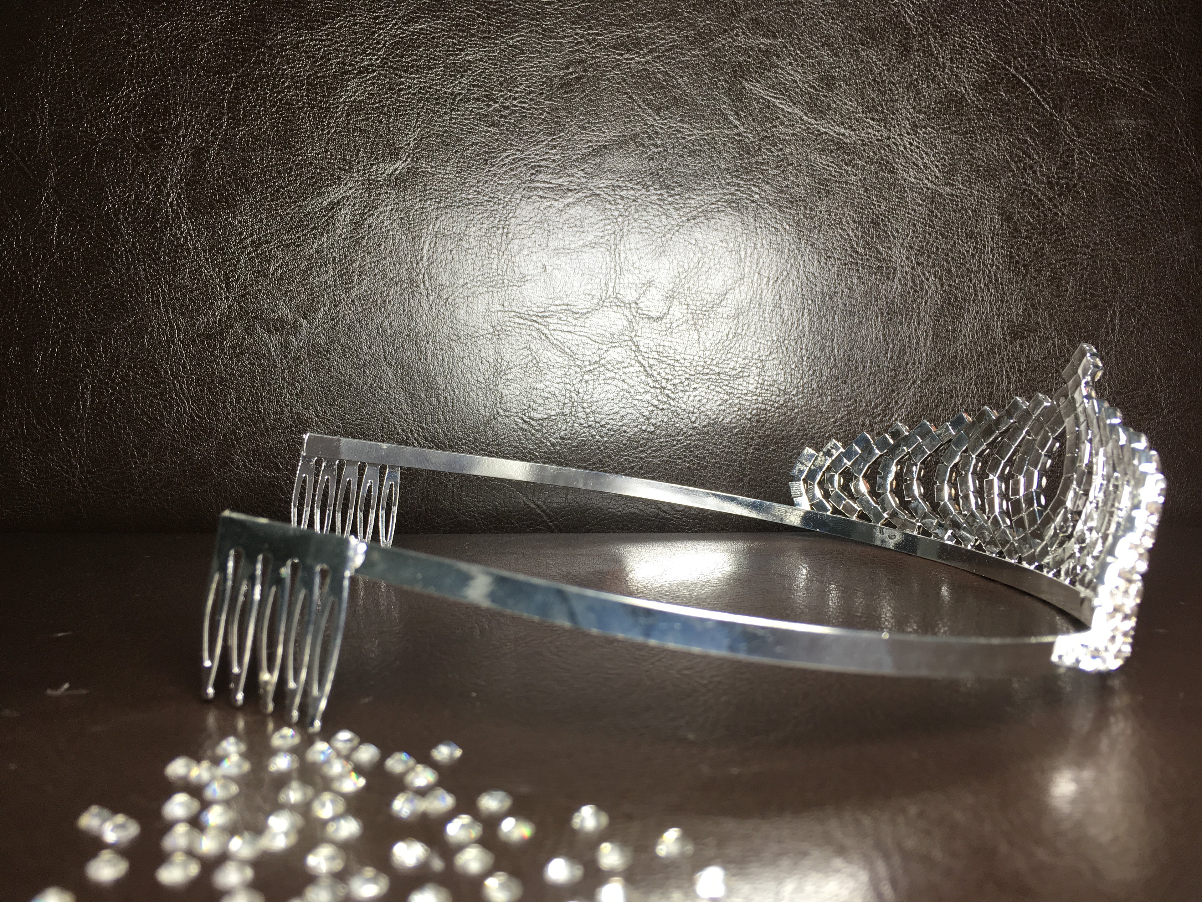 luxuriöses-strass-diadem-mit-rundbogen-design-für-hochzeit-und-brautschmuck