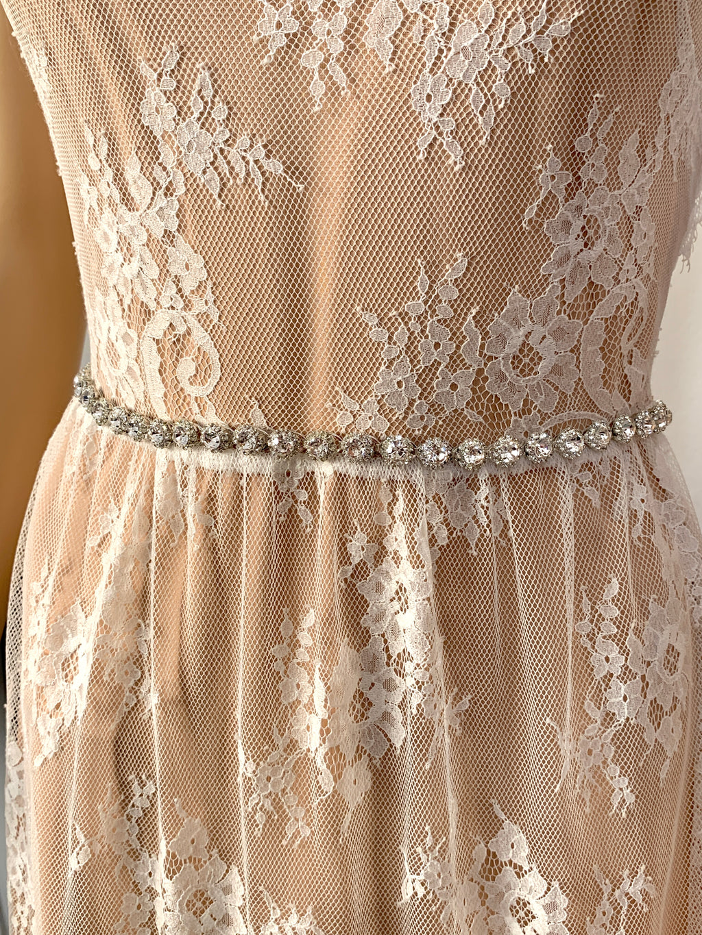 luxurioeser-hochzeitsguertel-silberfarben-mit-kristallverzierung-und-satinverschluss