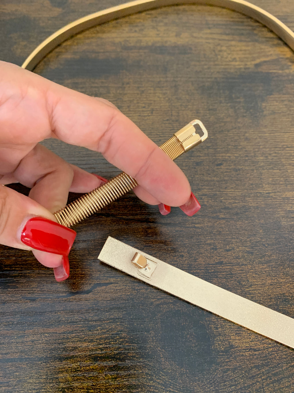 moderner-brautguertel-goldfarben-getragen-auf-transparentem-spitzenstoff-zur-silhouettenformung