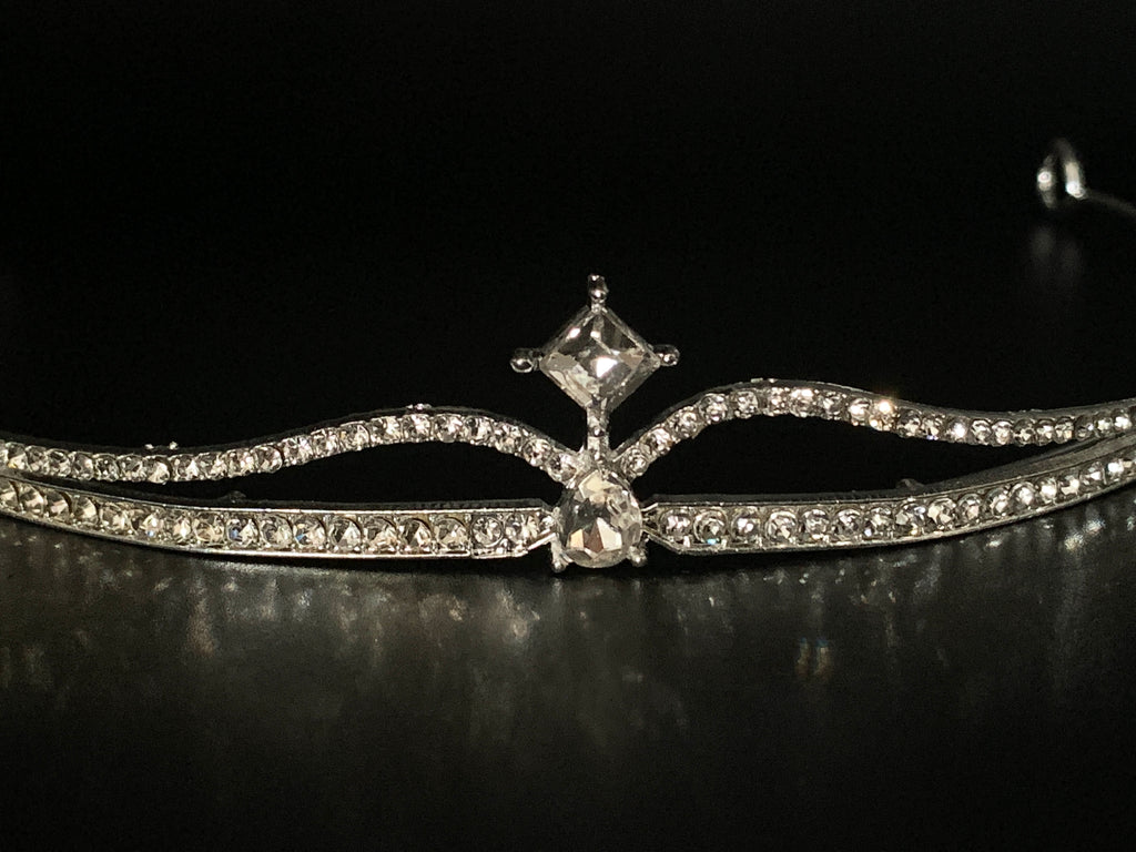 nahaufnahme-silbernes-tiara-diadem-mit-kristallsteinen-und-zweireihigem-design-detaillierte-aufnahme-der-mitte