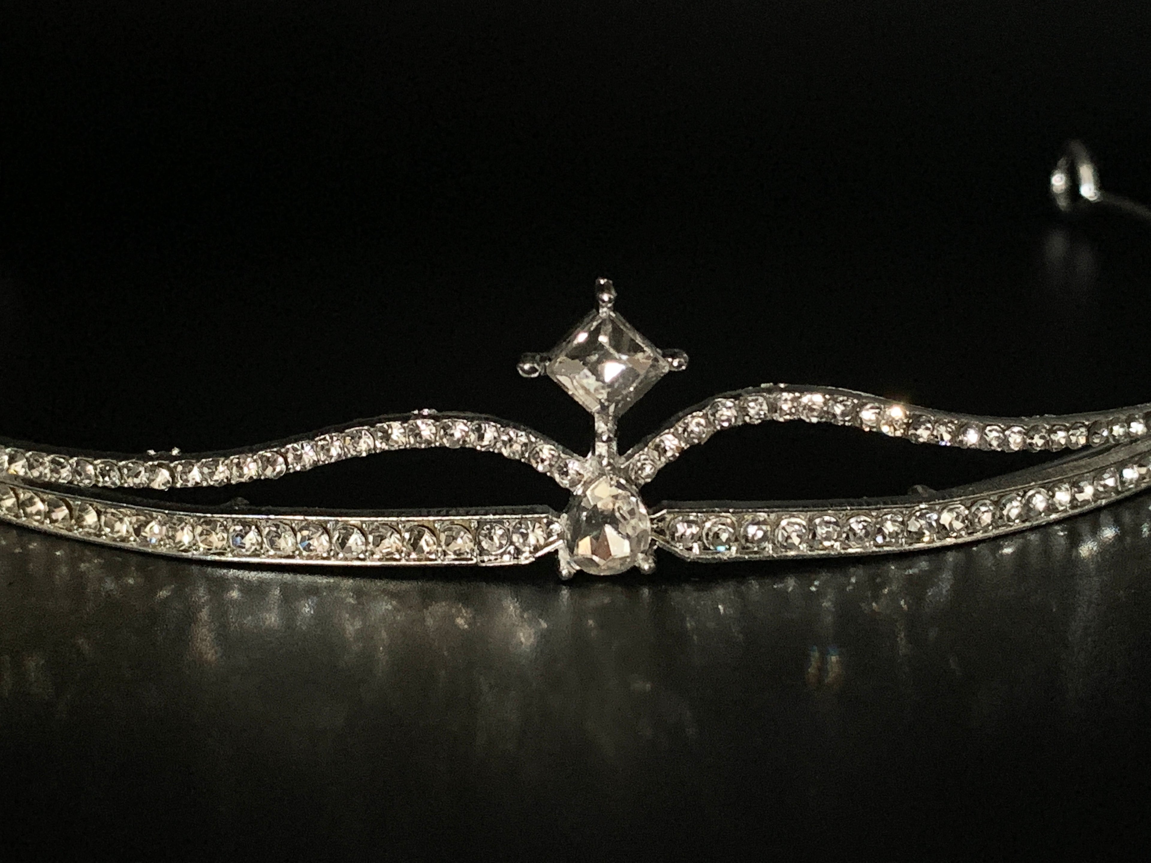 nahaufnahme-silbernes-tiara-diadem-mit-kristallsteinen-und-zweireihigem-design-detaillierte-aufnahme-der-mitte
