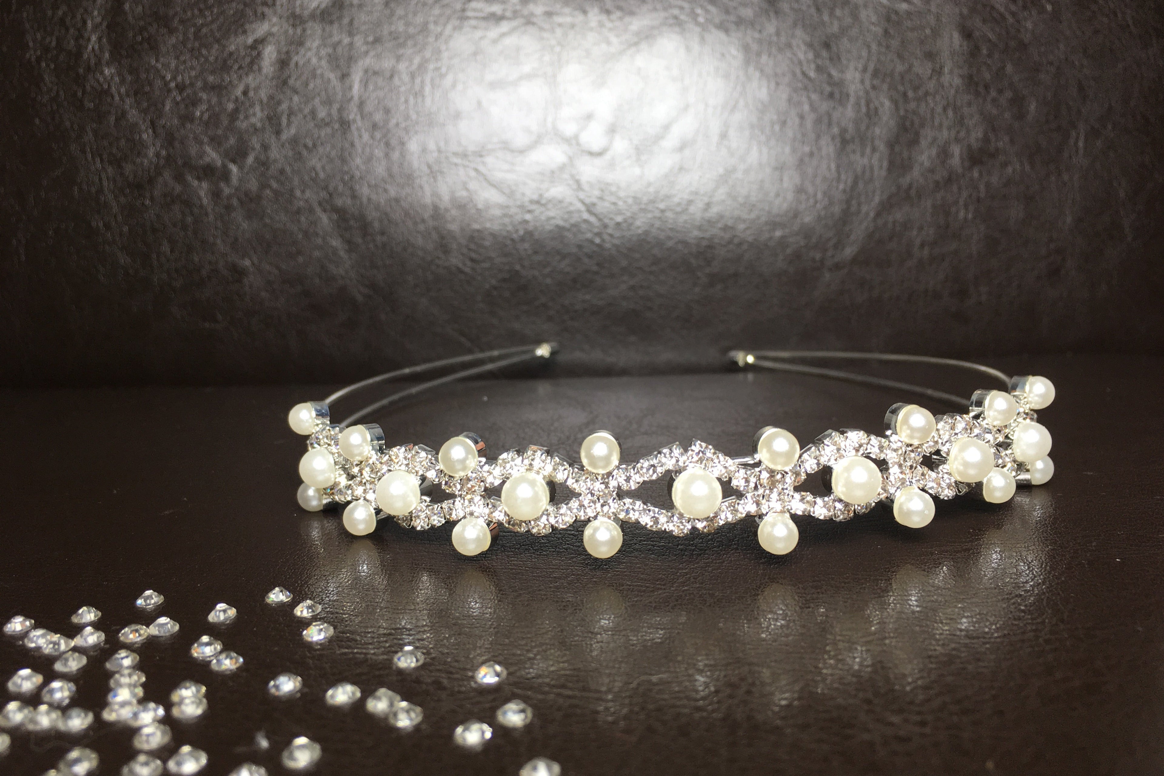 ondego-braut-diadem-perlen-und-strass-schmaler-haarreif-auf-braunem-hintergrund